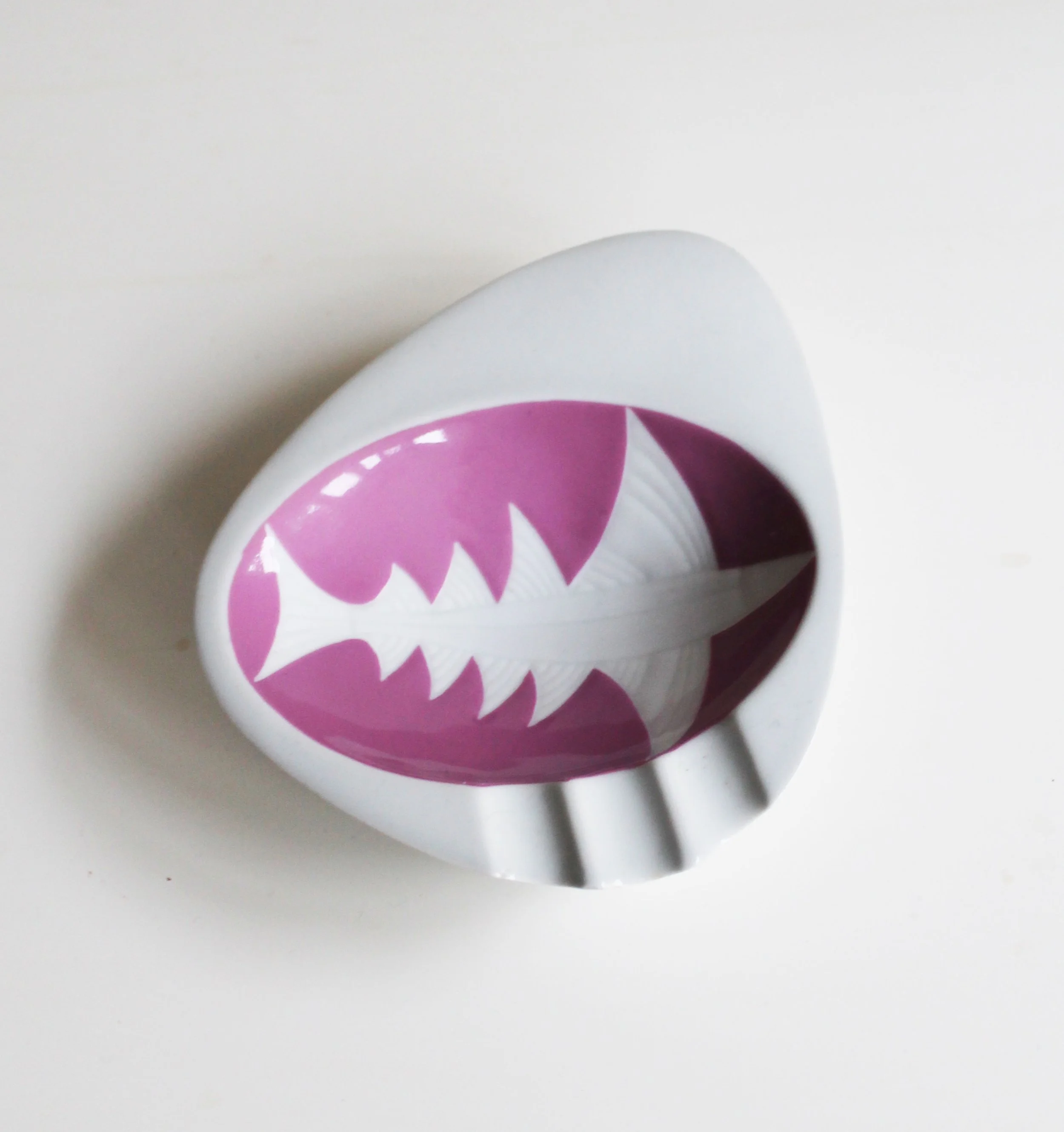 Organic egg-shaped mid-century ashtray with ivory and purple colours.jpg