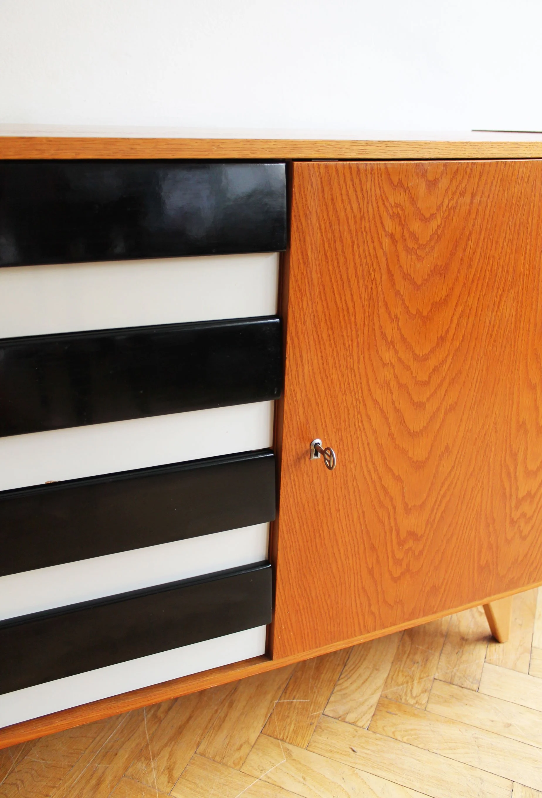 Close-up of original Formica drawer fronts.jpg