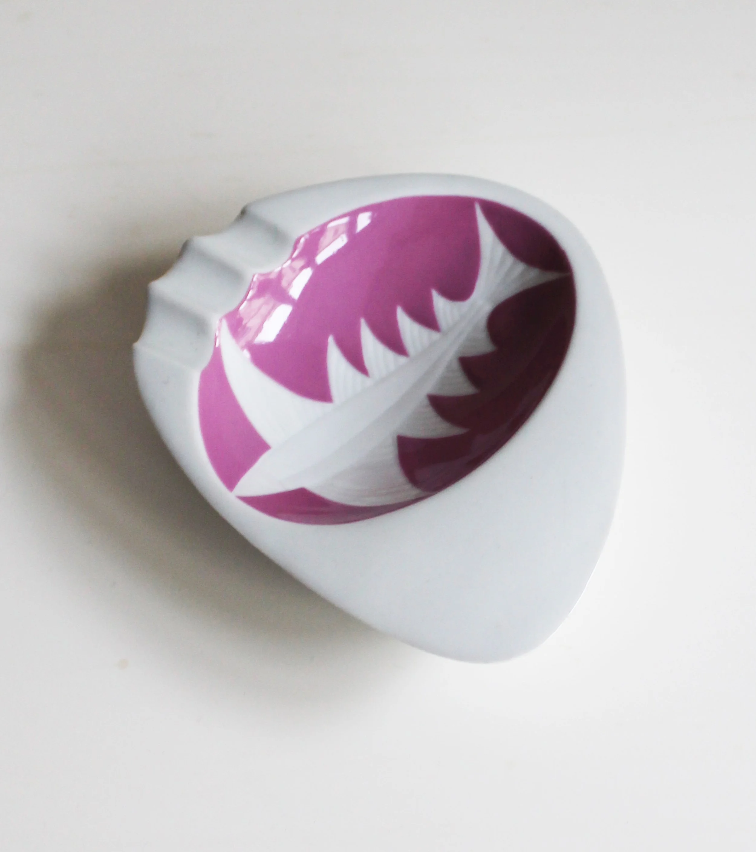 Side angle showing flowing organic silhouette of Ježek ashtray.jpg