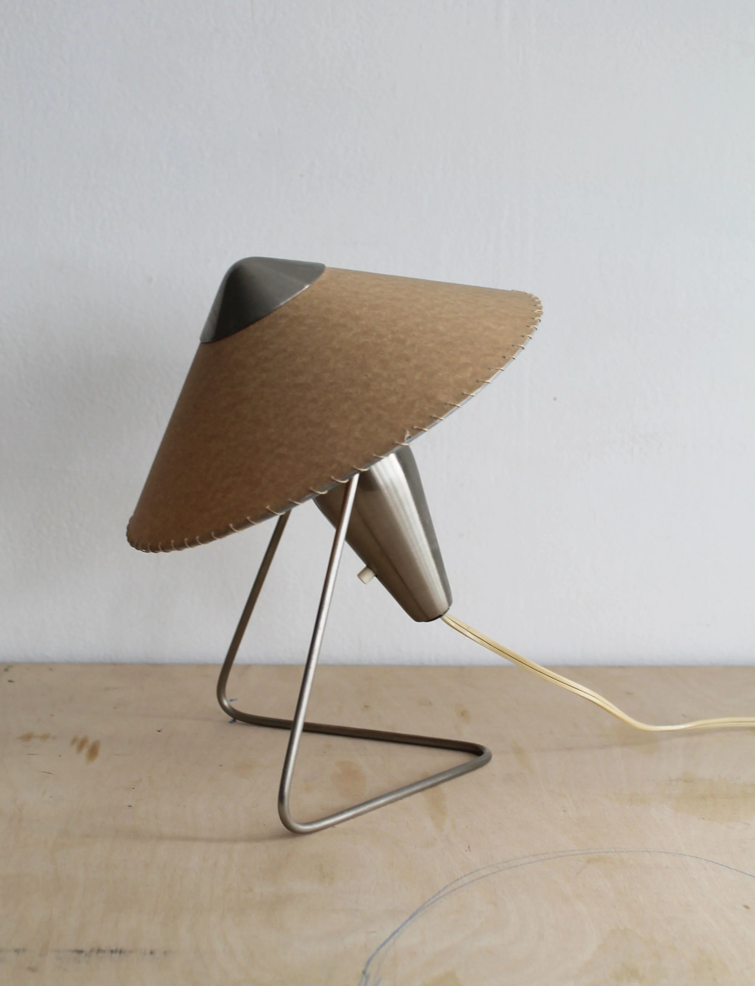 Side view of 1953 Číňanka lamp by Helena Frantová showing adjustable metal body.jpg