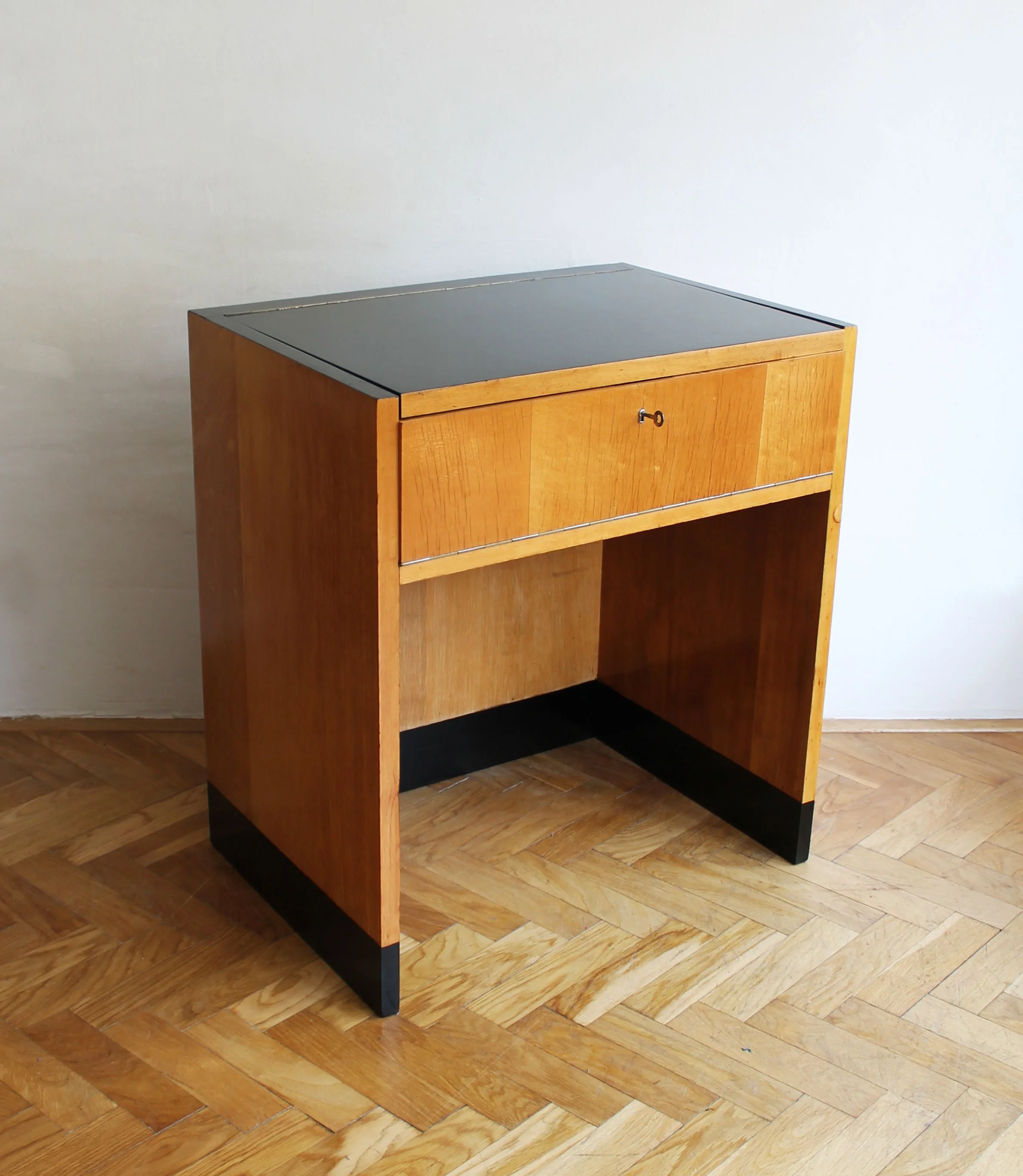 Dressing table with closed top, highlighting the birch wood finish.