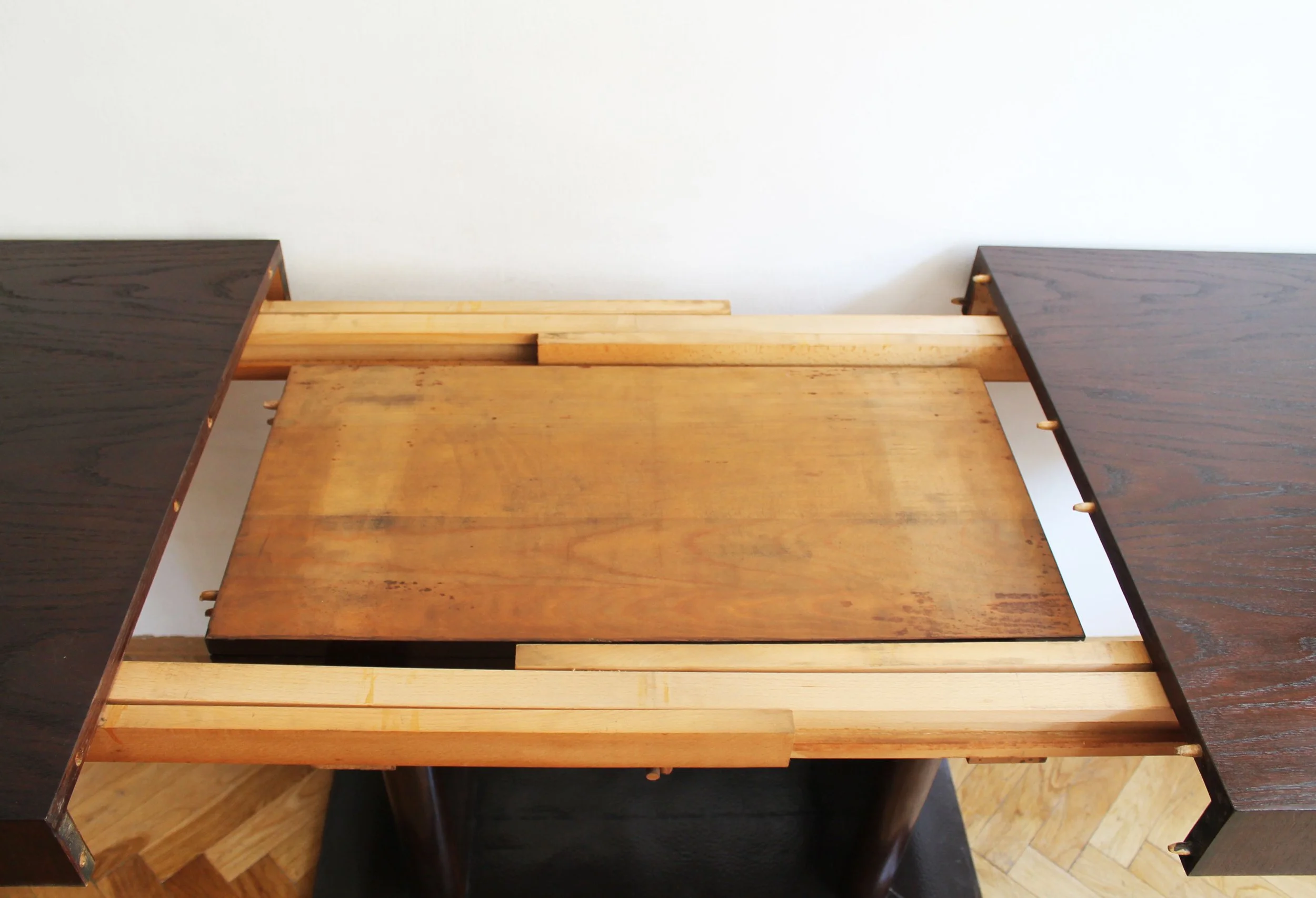 Sliding mechanism of extendable dining table.jpg