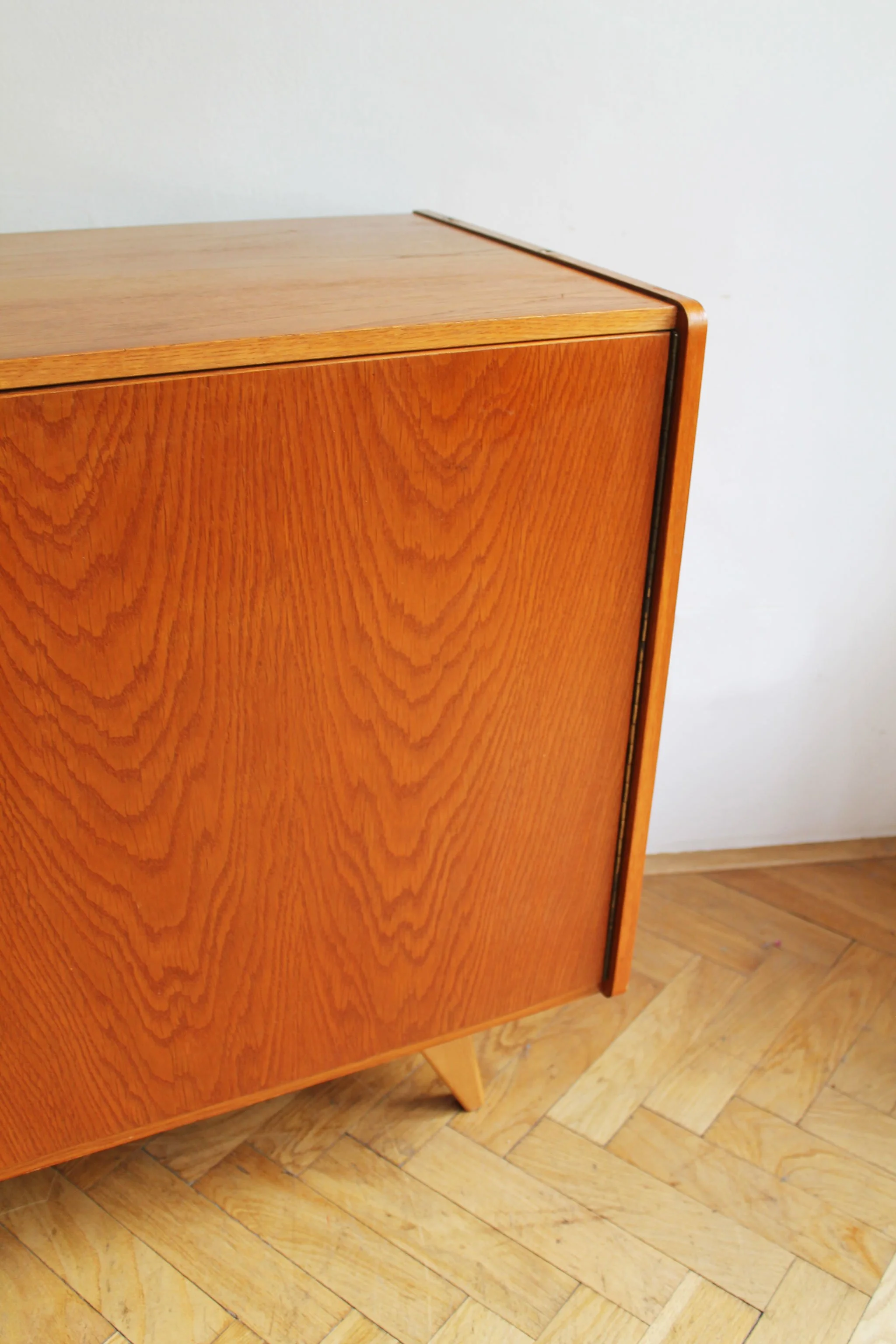 Detail of the honey-brown oak veneer grain.jpg