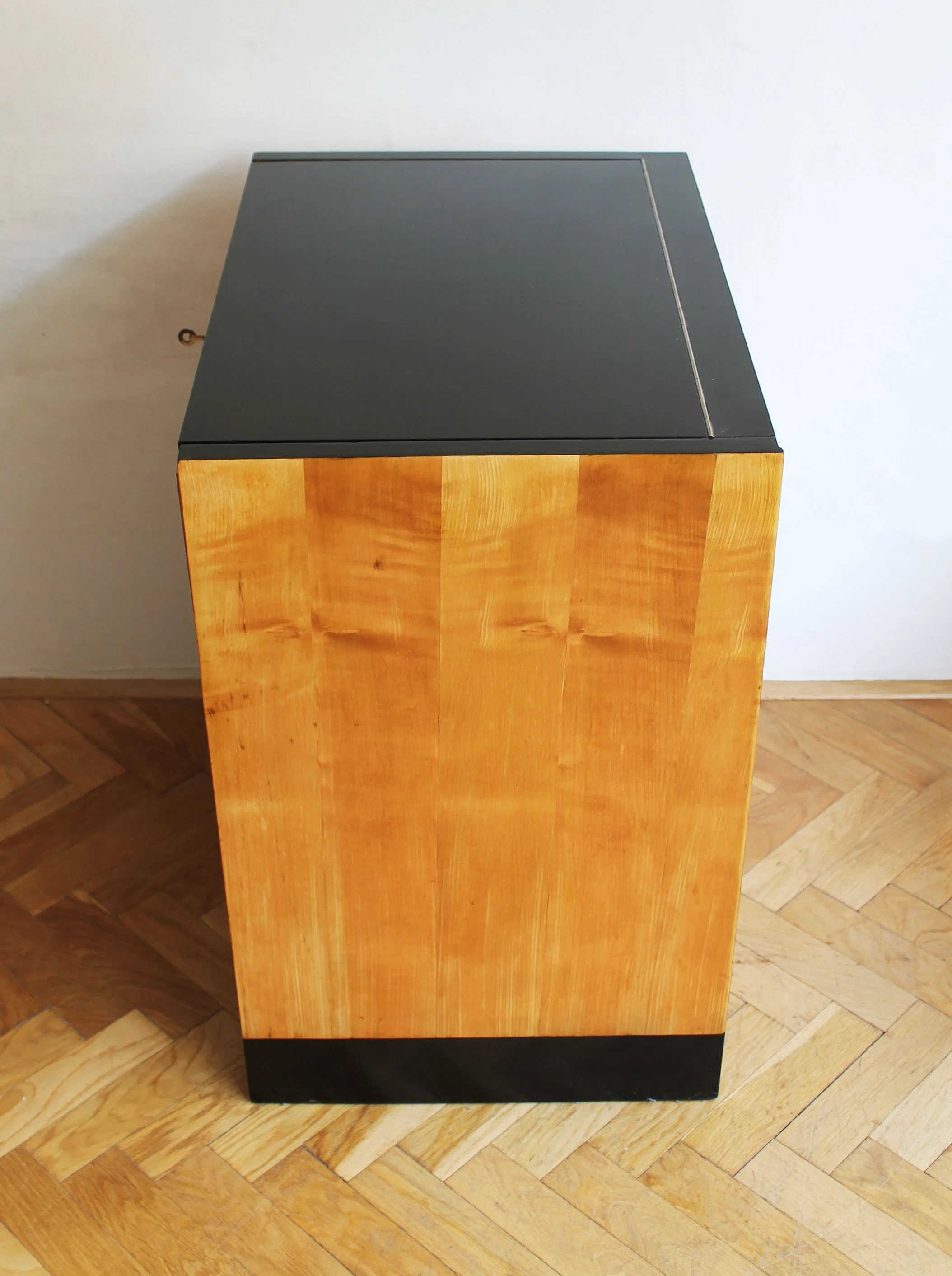 View from the right side, emphasizing simple geometric proportions.