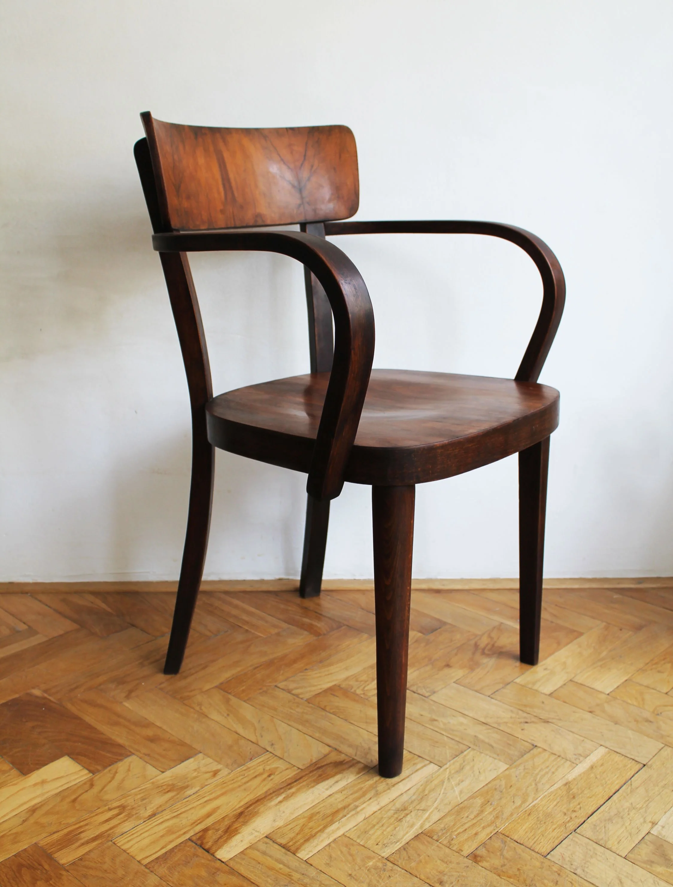 Close-up of armrest shape compared to Thonet style.jpg