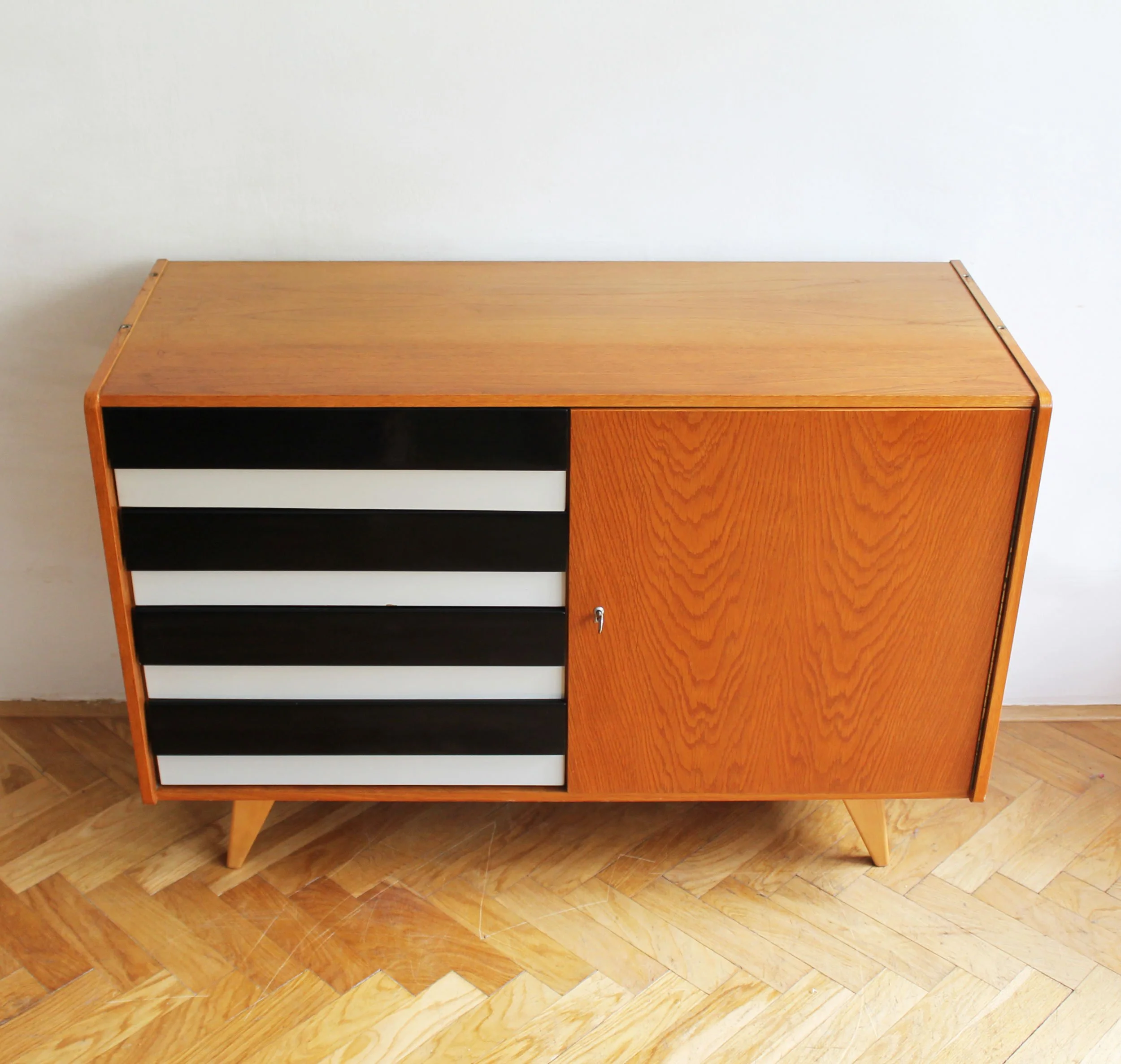 Front view of the Jiří Jiroutek U-458 sideboard.jpg