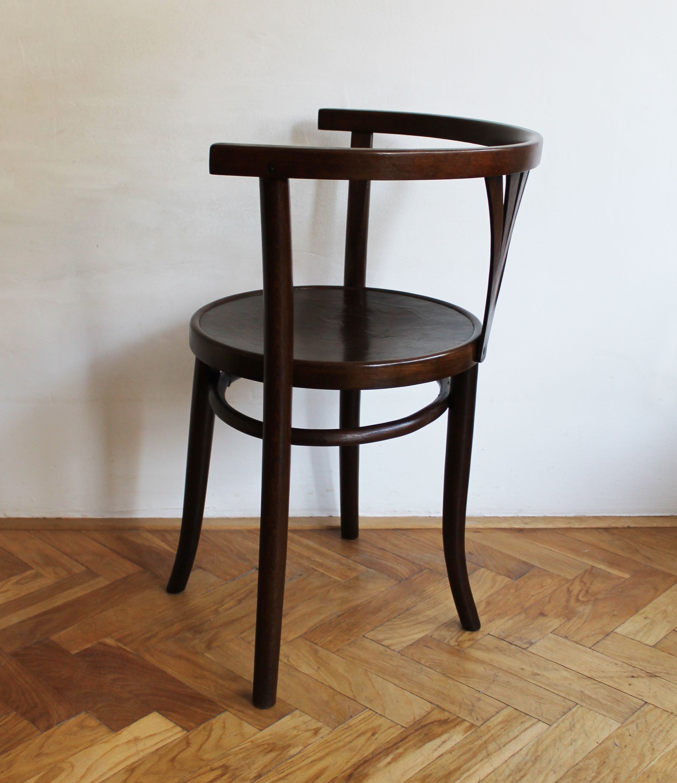 Walnut bentwood chair from 1920 with fan-backrest design and circular frame.jpg