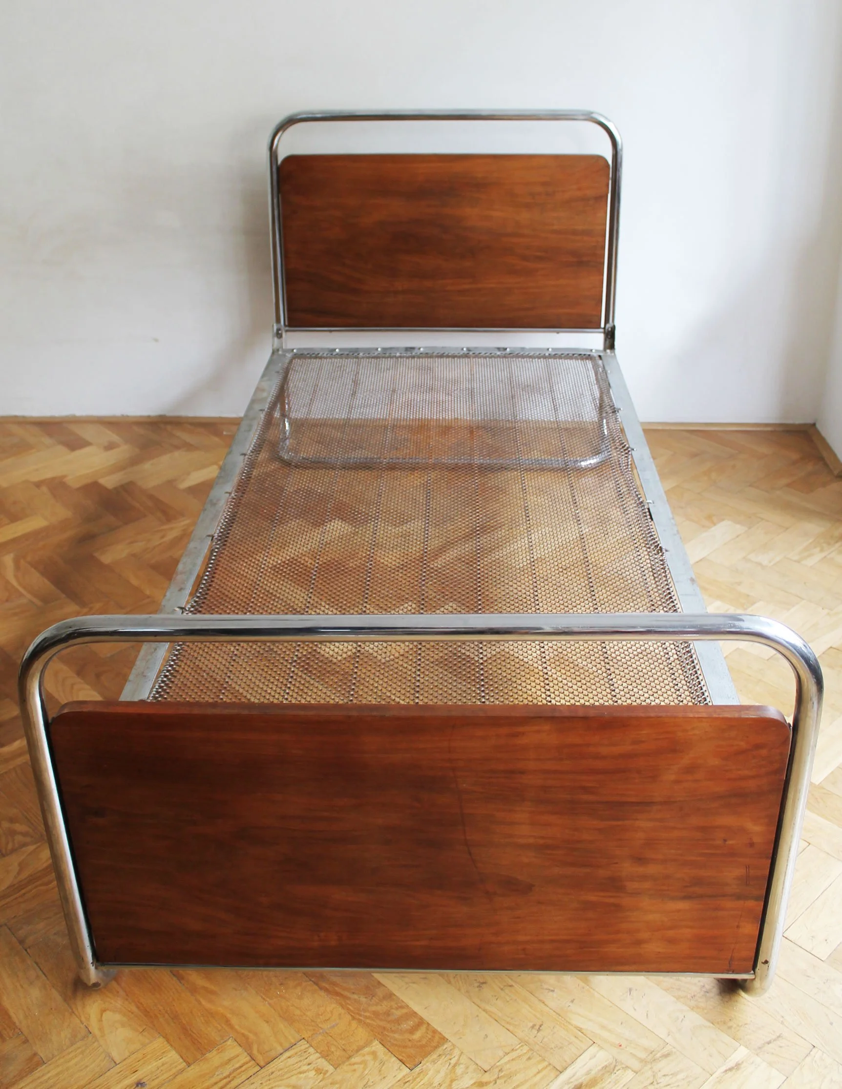 Avant-garde tubular steel furniture_single_bed.jpg