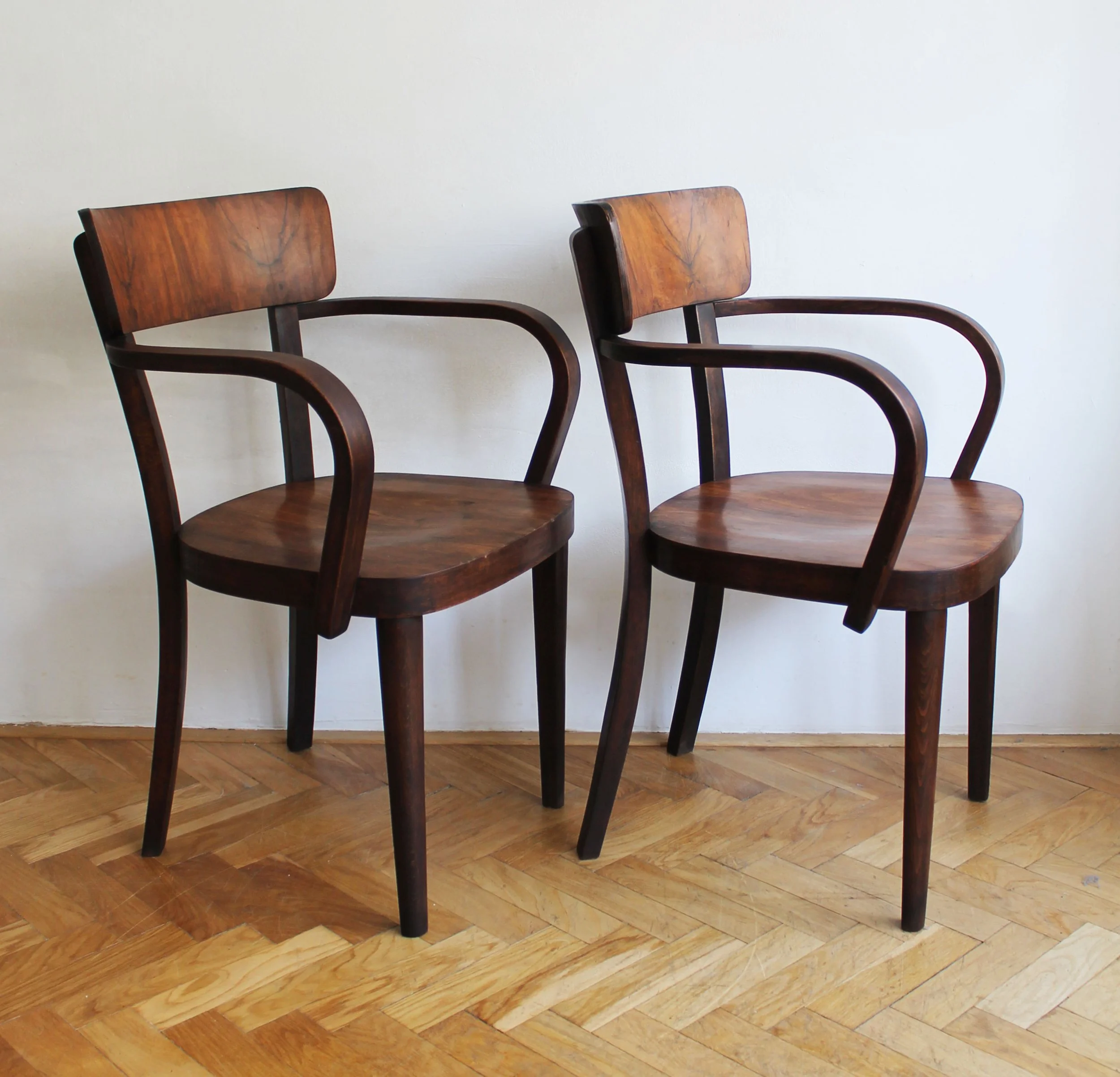 Detail of curved armrest on Tatra S400 chair.jpg