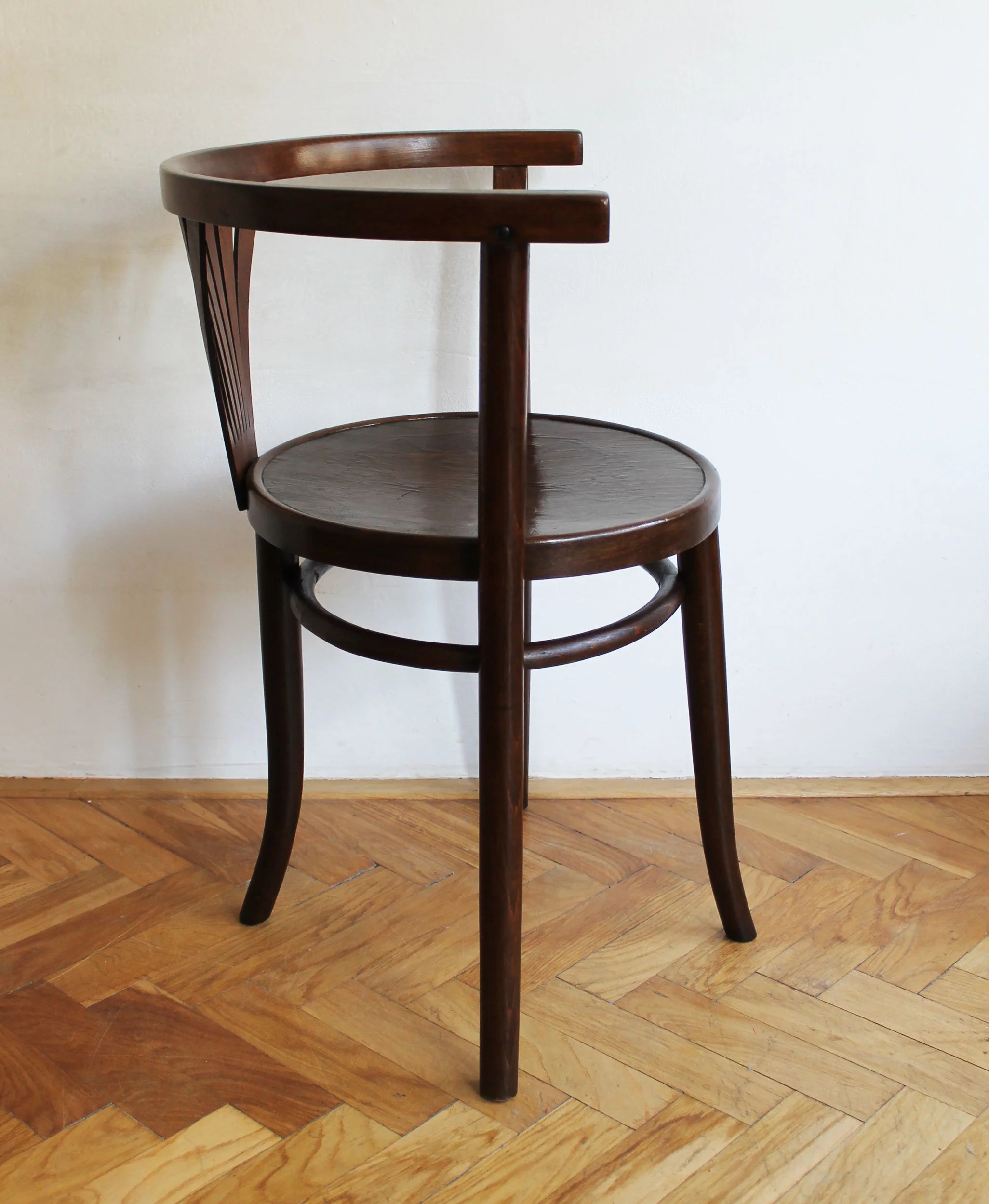 Mundus chair with oval bentwood seat and minimal curved backrest design.jpg