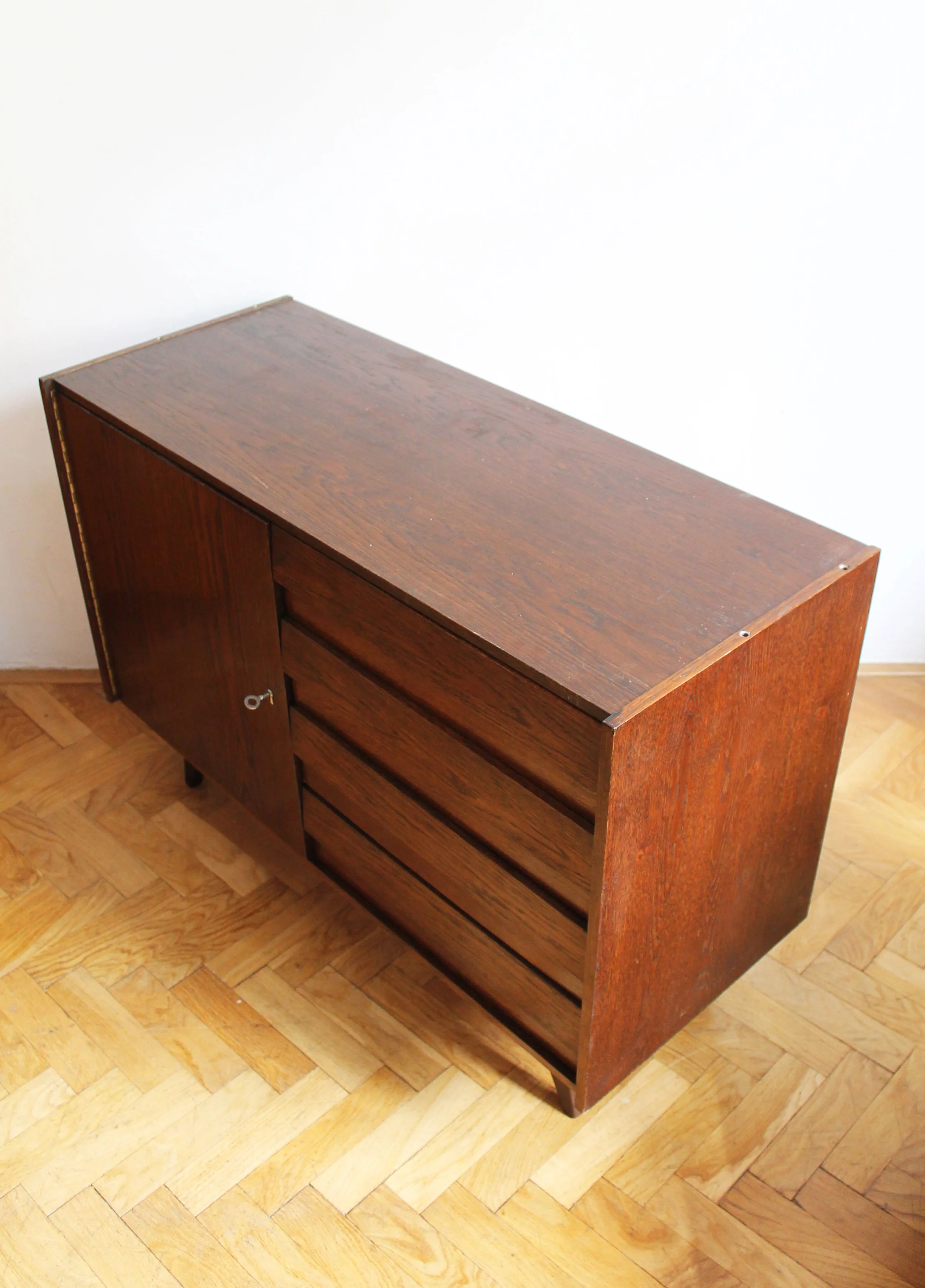 Jiří Jiroutek U-series sideboard detail from Interiér Praha.jpg