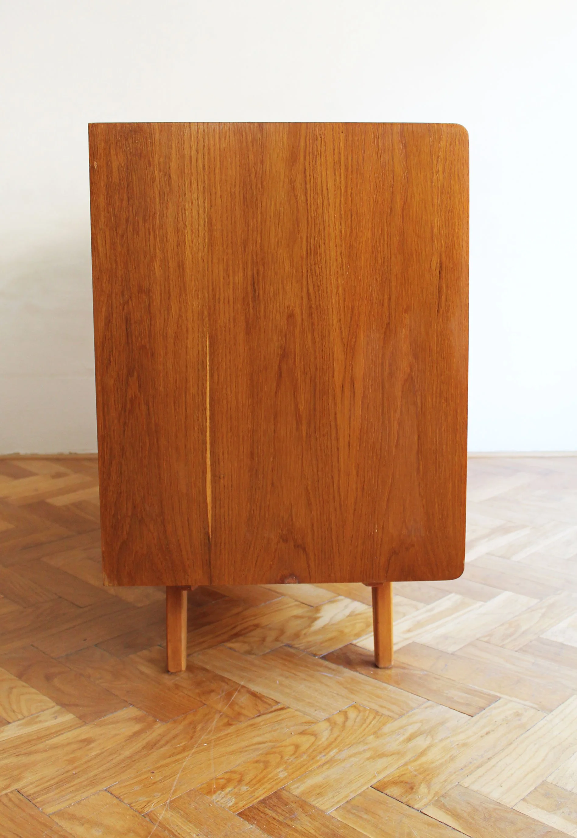 Oak veneer structure of vintage Czech sideboard.jpg