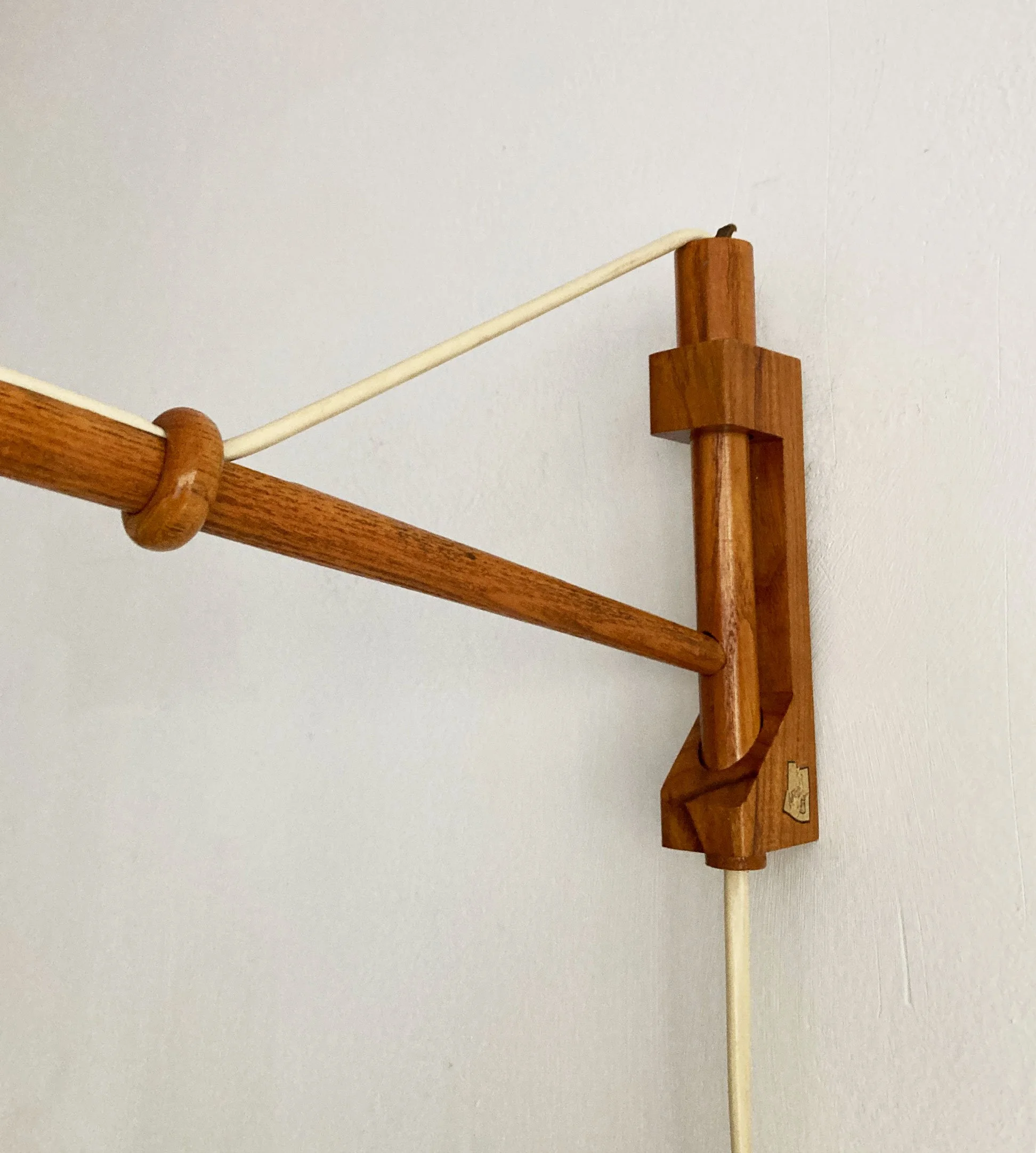 Wooden-and-steel-Mid-Century-wall-lamp-design.jpg