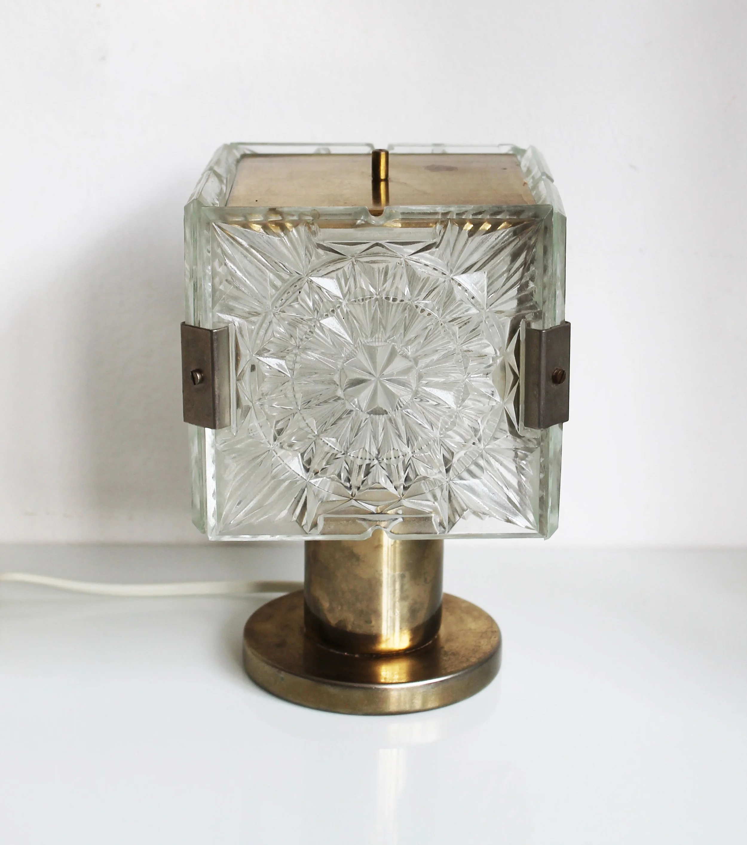 Detail of geometric crystal structure on Jaroslav Bejvl lamp.jpg
