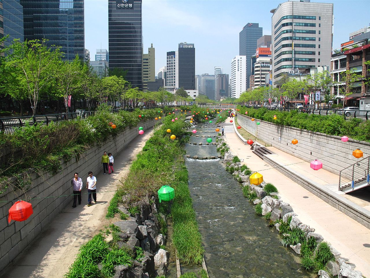Parque linear com recuperação do rio Cheonggeyechon em Seoul, Coréia do Sul. Foto de Ken Eckert. Fonte: wikimedia commons