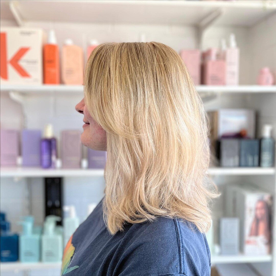 &bull;GOLDEN&bull;

A complete revamp! It had been about a year since this client had been fully blonde due to previous damage but after using @k18hair religiously leading up to our appointment we were able to get the golden locks of her dreams! 🌞✨
