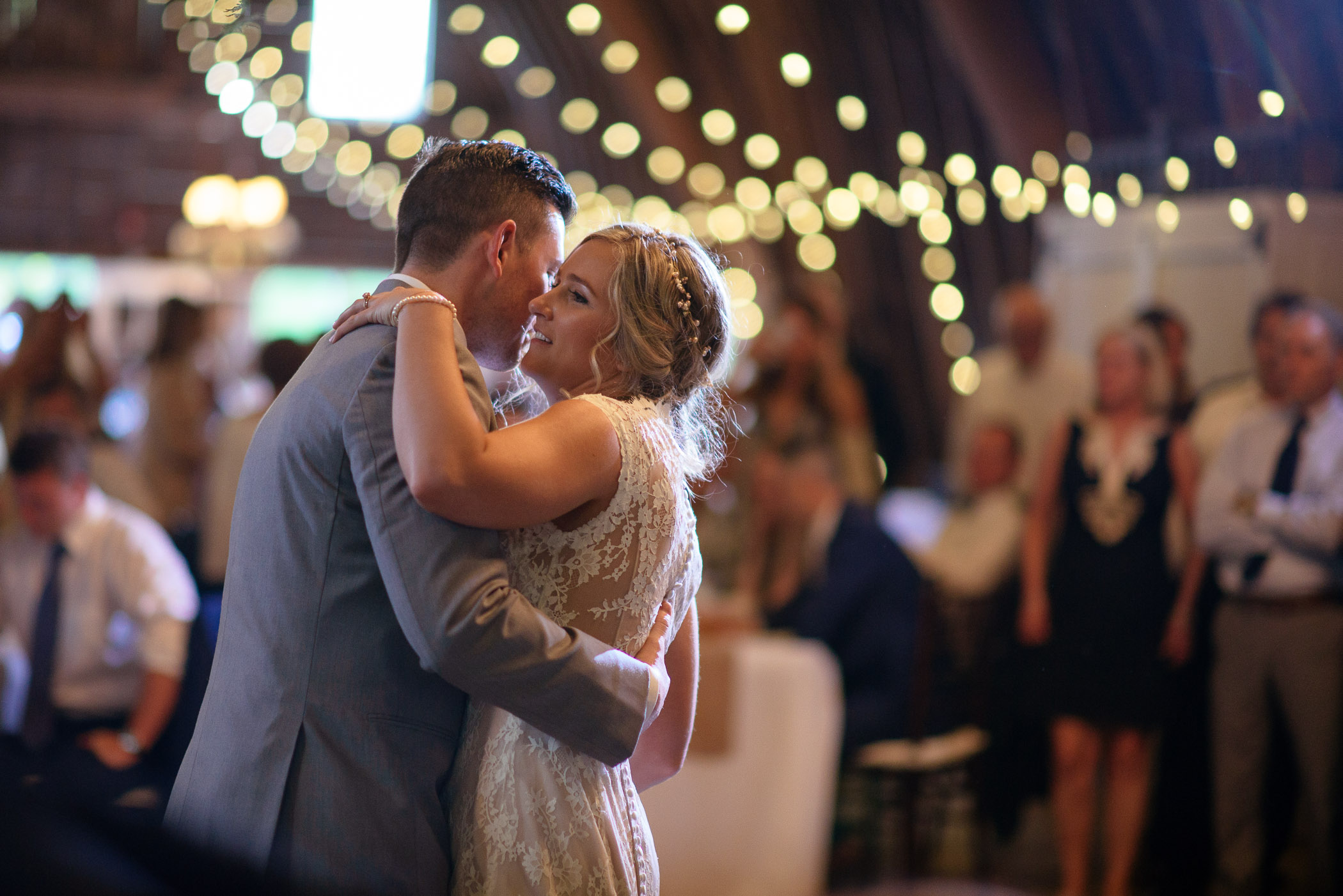 michigan_wedding_at_blue_dress_barn_053.jpg