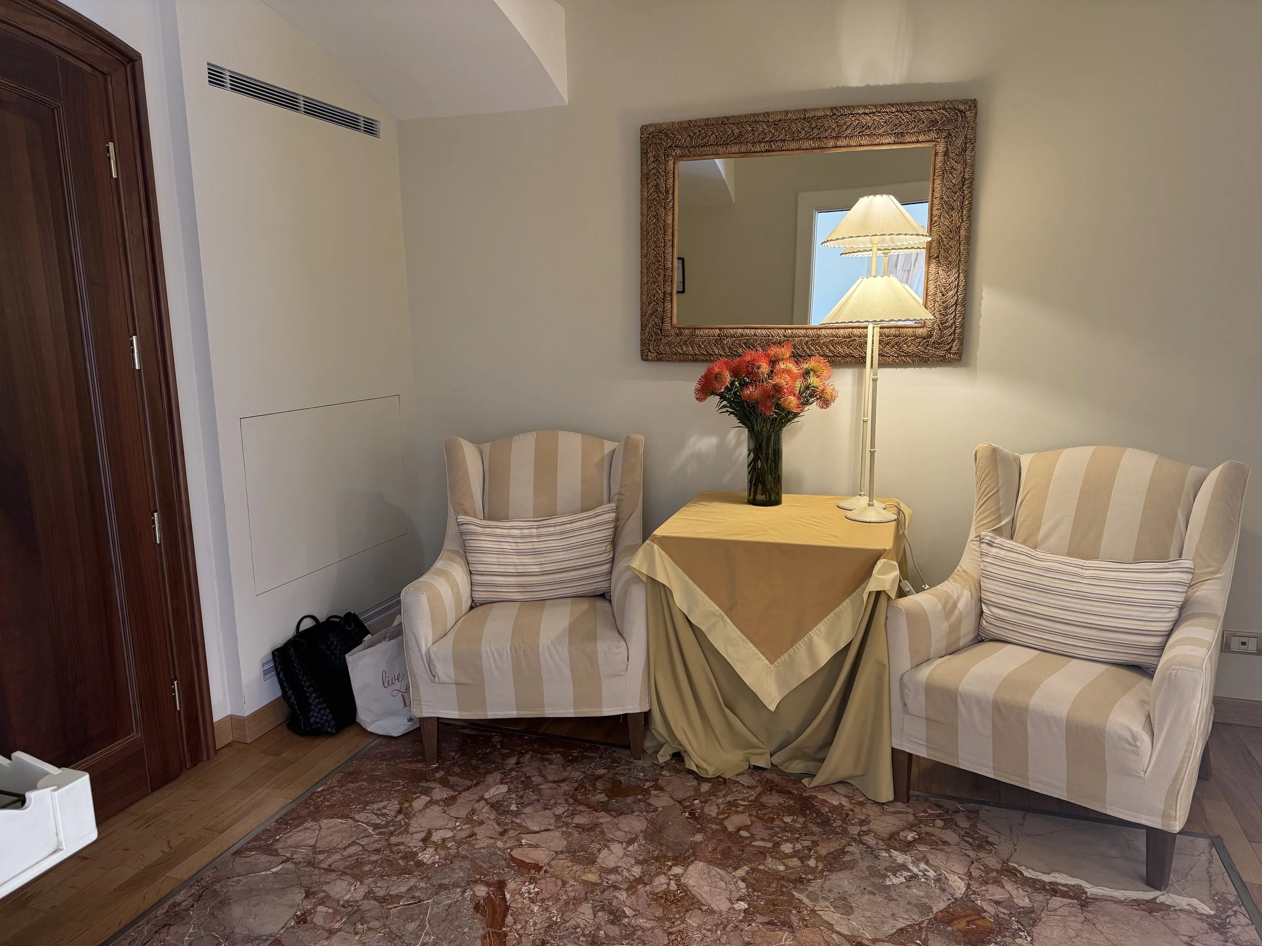 Foyer w/fresh flowers