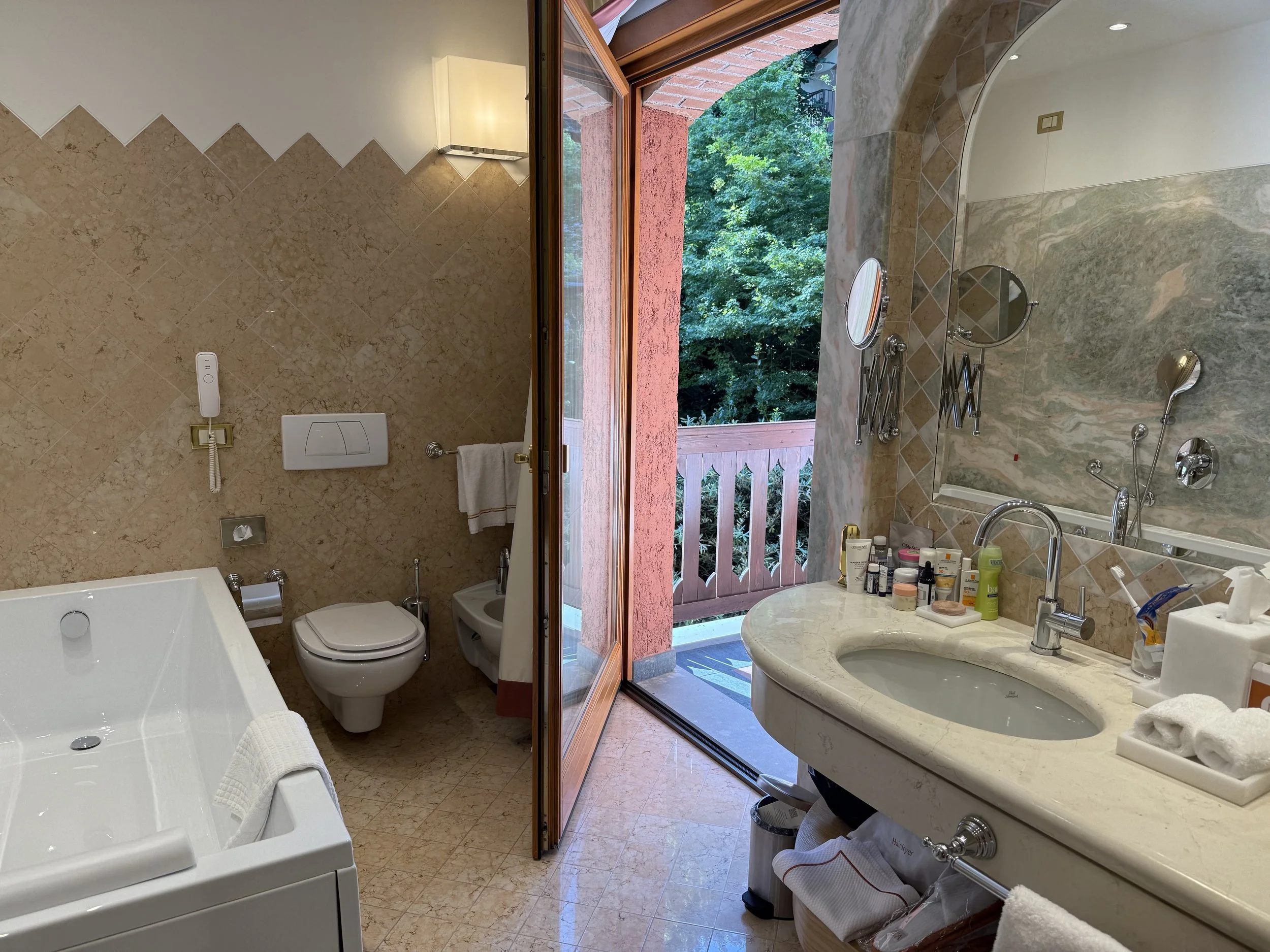 Bathroom with access to terrace