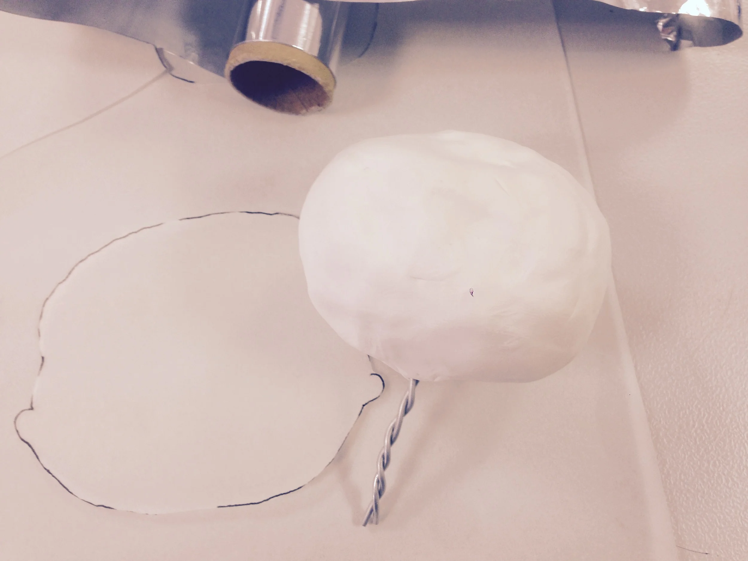 Der Kopf wird mit Alufolie, Animationsdraht und Sculpey modeliert.