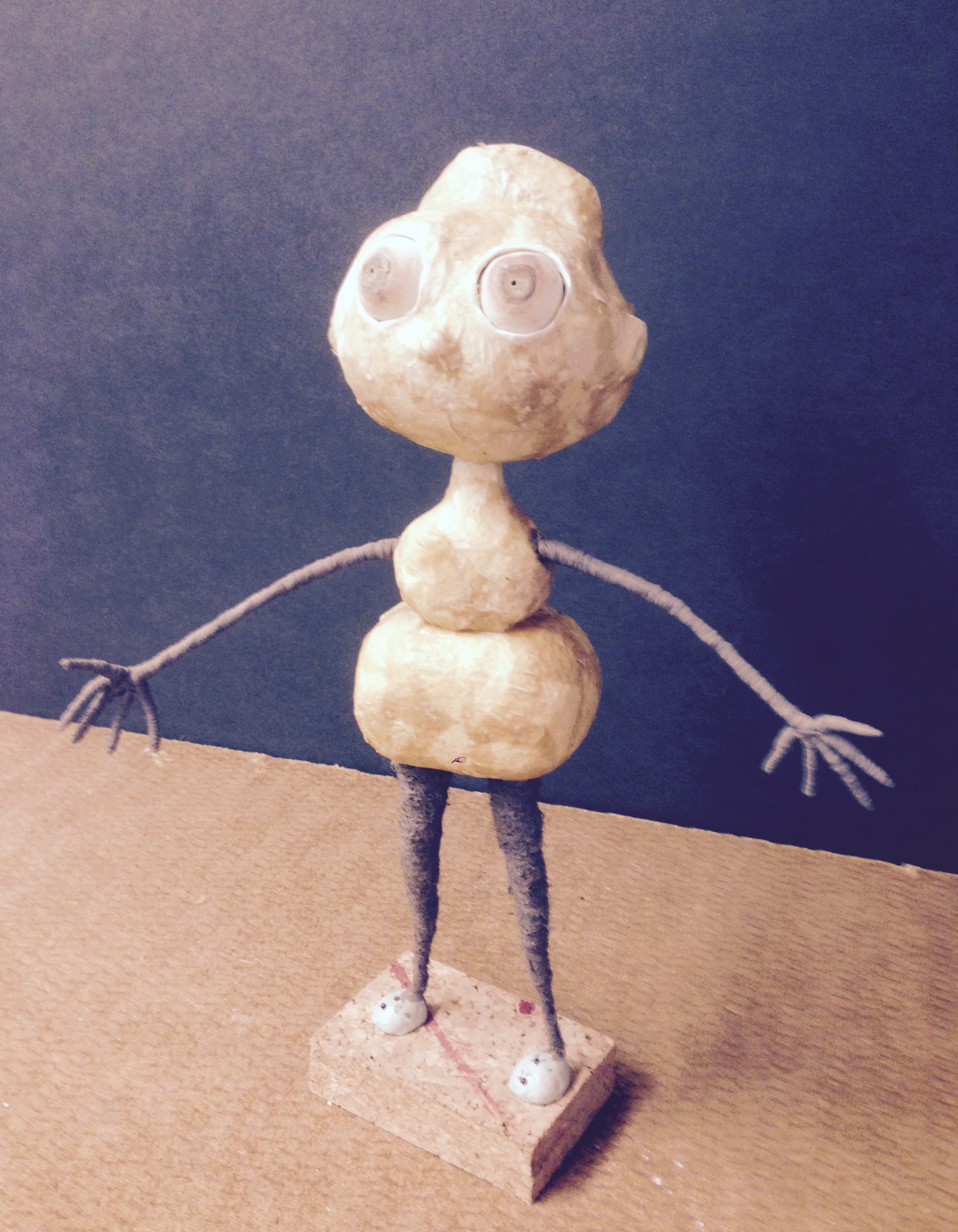 Papier Mache über den ganzen Körper.
