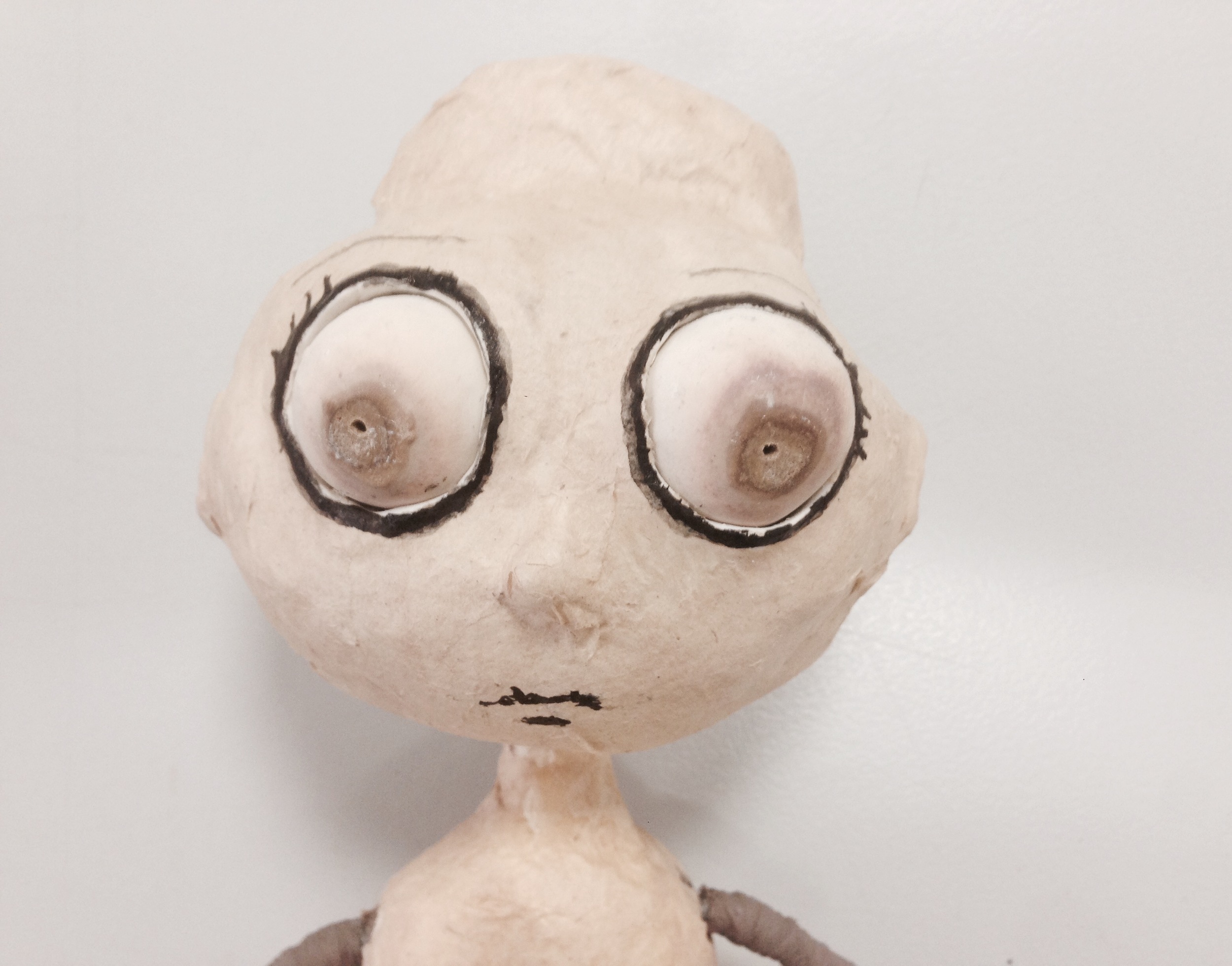 Geschminkt...Augen und Mund gezeichnet.