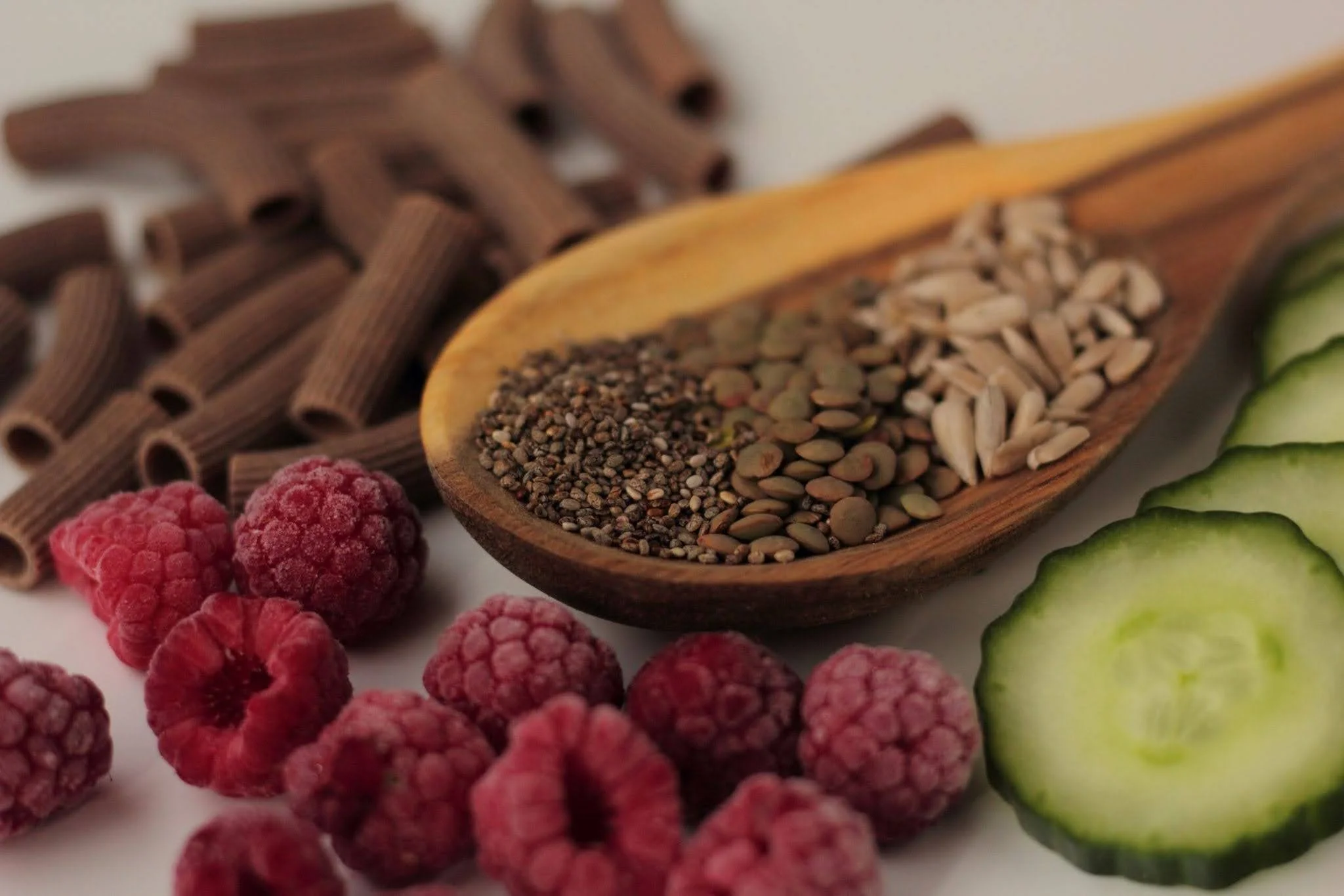 low-GI PMOS foods including raspberries, lentils, chia seeds, and more