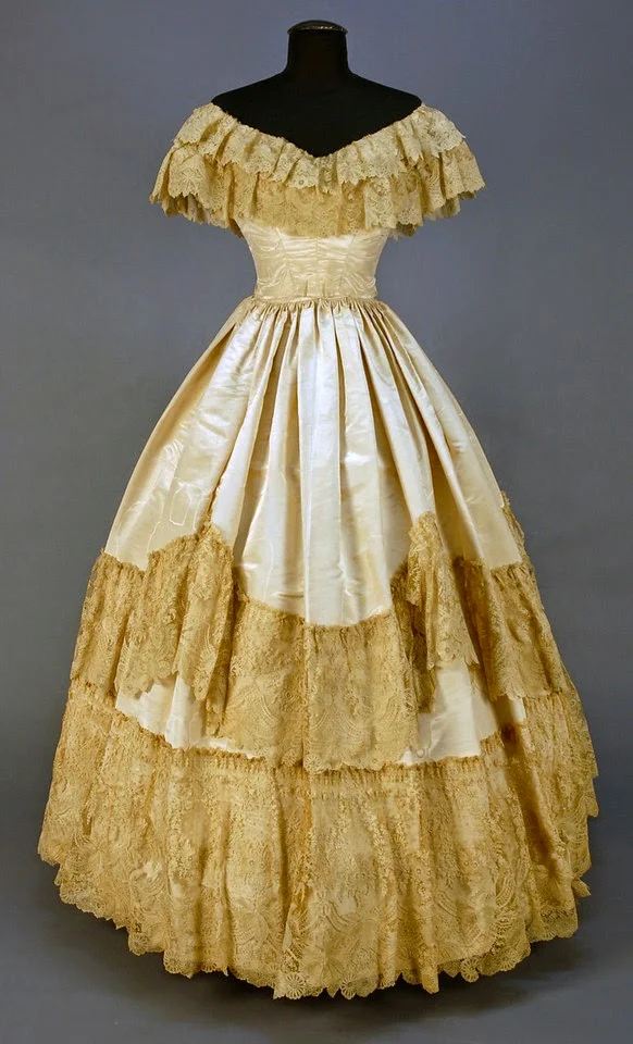 MOIRE SILK WEDDING GOWN, 1855-1860. (from theebonswan.blogspot.com)
