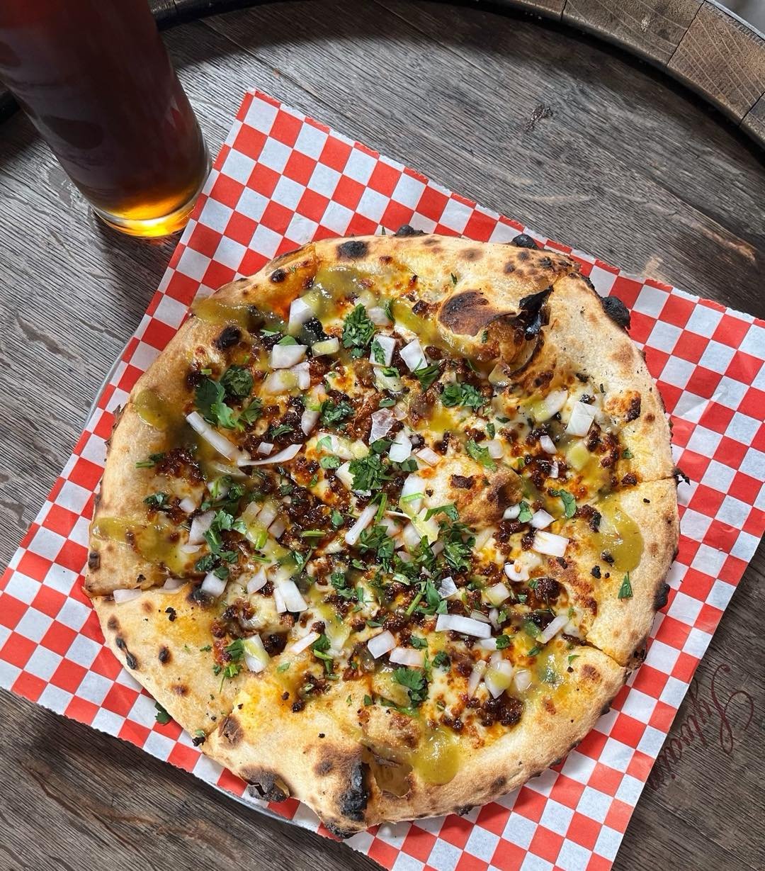 This month&rsquo;s pizza special is brought to you by one of our awesome pizza-slingers, Ulises!!
🍕Chorizo, white onions, fiorantino mozzarella, cilantro drizzled with Ten Mile verde hot sauce 🤩
AND one of our favorite beers that comes back yearly 