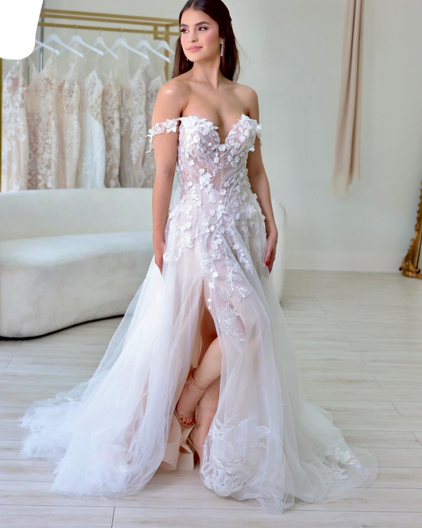 Its giving Fairy Bride 🧚swipe left to see her in different bodies 👀😍❤️ #miamibride #weddingdress #sayyestothedress