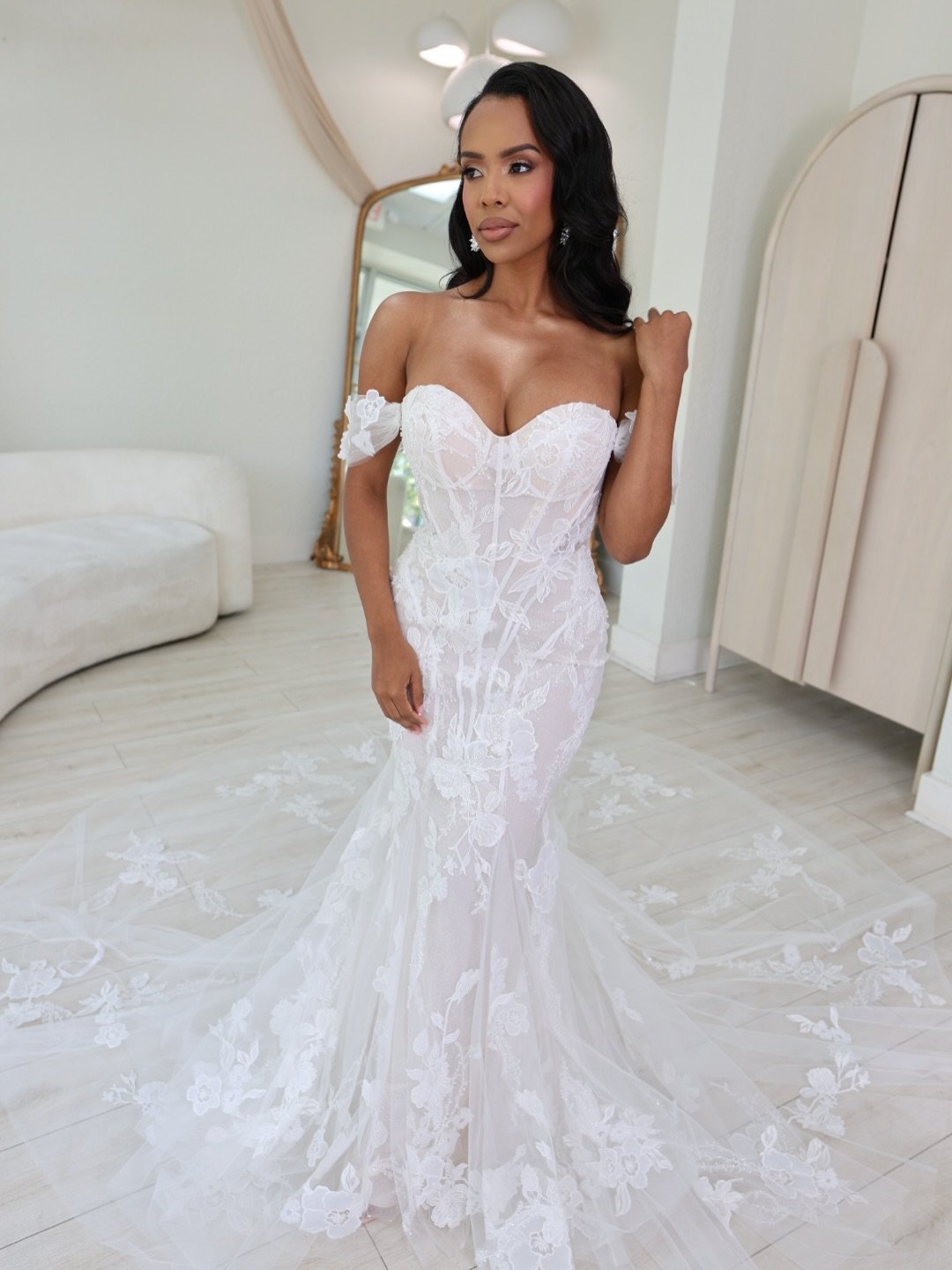For my Sample Sale Brides!!! Here are a few of the new ones that just just got discounted! Please remember that is first come first serve and there's around 450 gown available!! $800- $1500 pricepoint. If you wanna see more Dm us for more 😉😉
