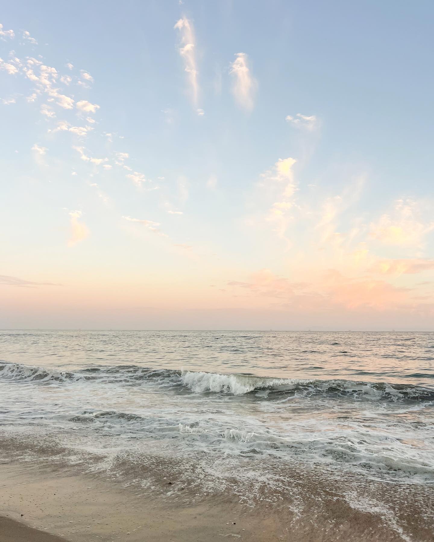 The best part about living in Santa Barbara is being able to enjoy the beach in October 🌊 Use MYFIRSTLINEN to receive $5 off your first pick up with us! 🧺 #fluffandfold #laundryservice #washandfold #laundromat #laundromatsofinstagram