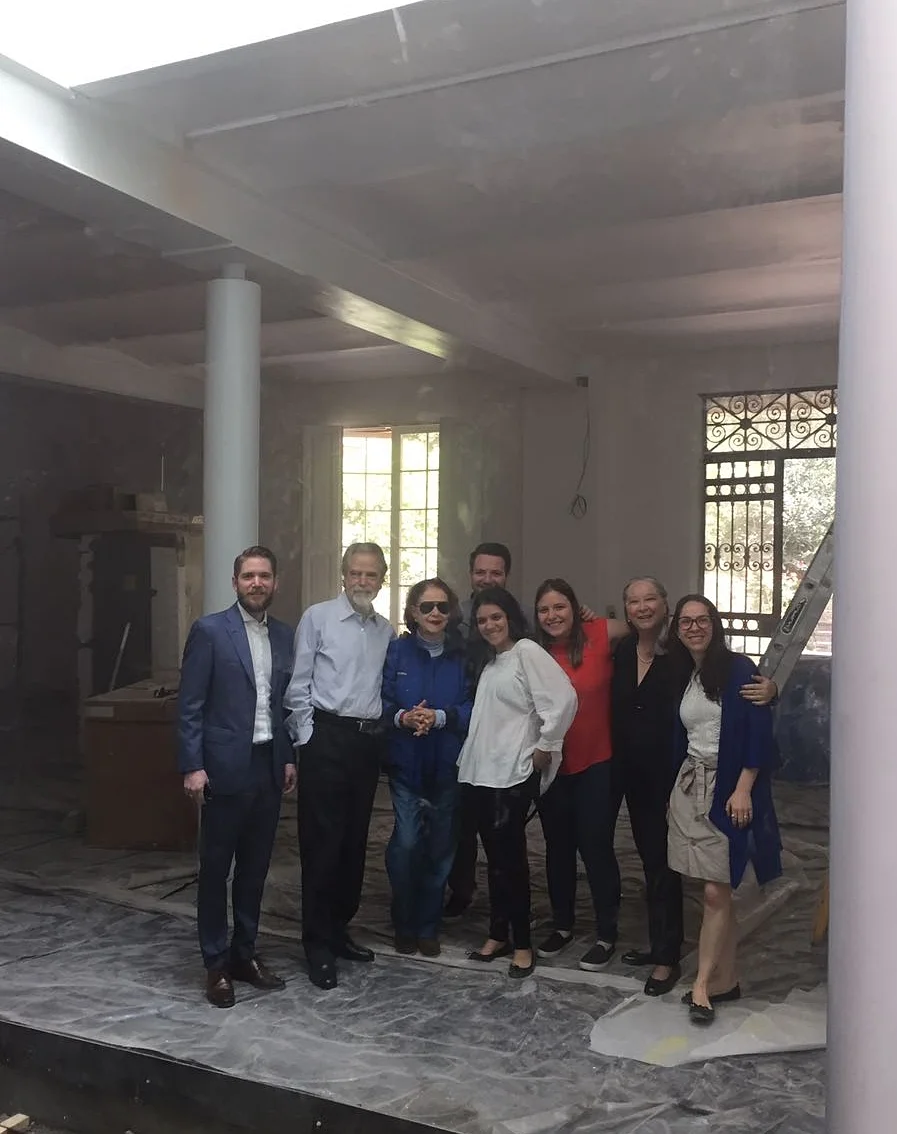 Visita de obra con clientes a obra de remodelación de antigua cochera convertida en casa habitación