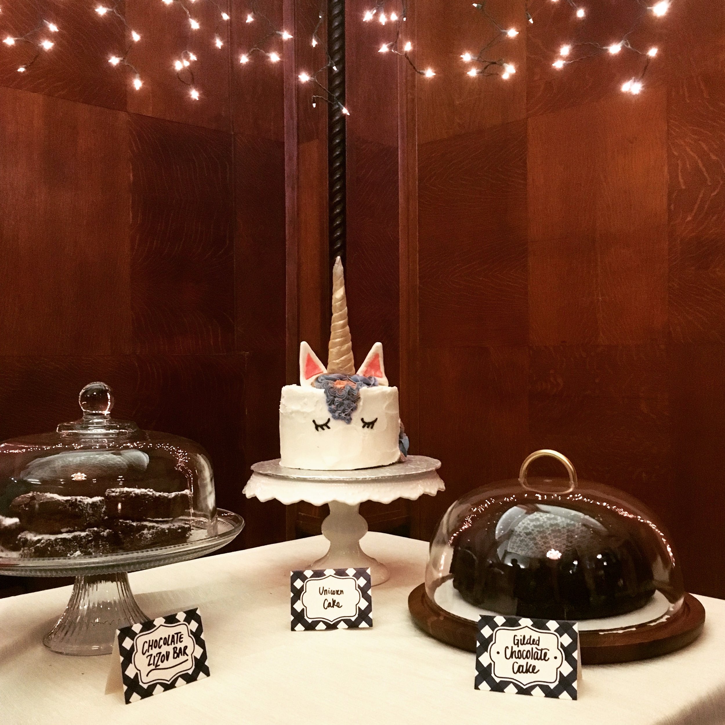 The icing on the cake? The baked goodies from L'abeille Sucree, The Sweet Bee, and her gourmet cakes, cookies and izou bars! Who doesn't love a unicorn cake? Too cute!
