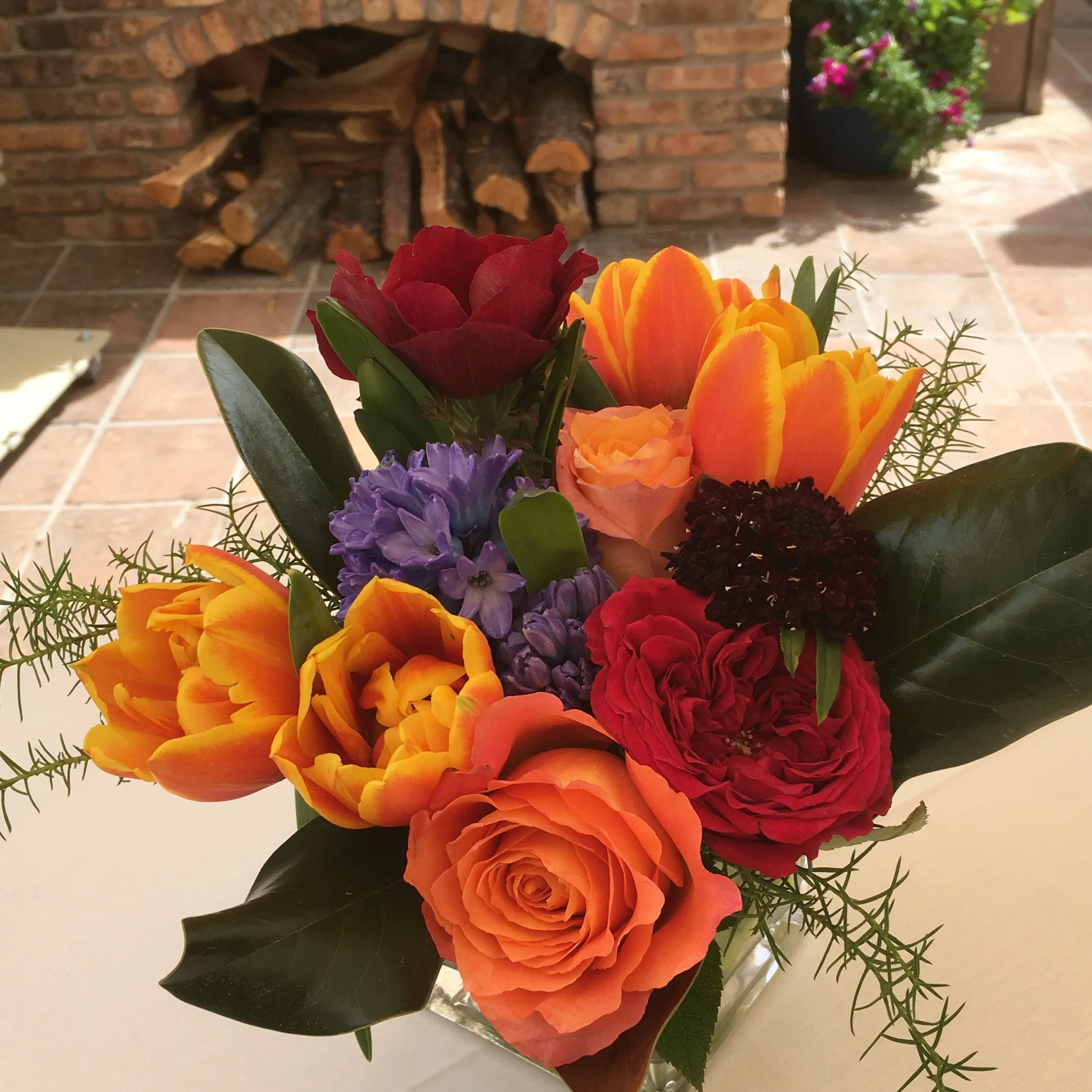 Courtyard Cocktails. Jennifer's beautifully designed floral arrangments provided by 