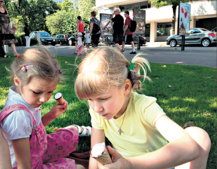 Ilaria, 7 ans, et Taïssia, 5 ans, ont profité du long trajet Moscou-Lausanne pour répéter un peu de français. «Bonnejour», disent-elles. Vevey, 6 juillet 2013. © c.lovey