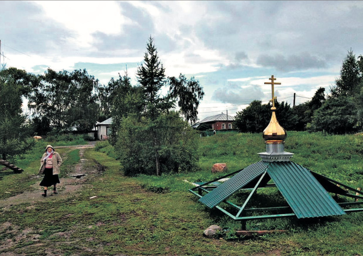 Le clocher du village de Gavrilovskoe est en réparation. © c.lovey