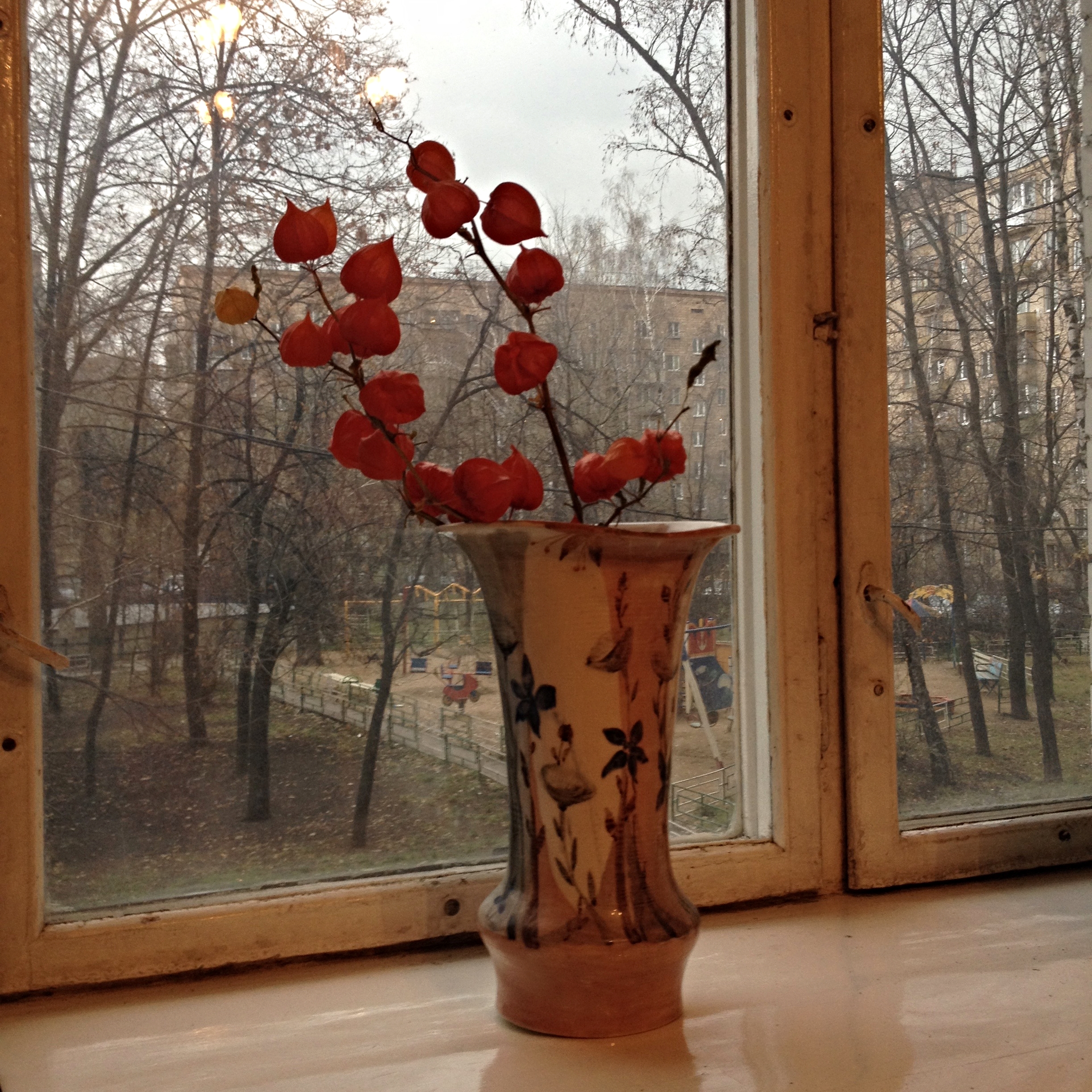 De la fenêtre de ma chambre moscovite, sans aucune vue sur les affaires éparses qu'il me va falloir coincer, d'une façon ou d'une autre, dans ma trop petite valise... © c.lovey