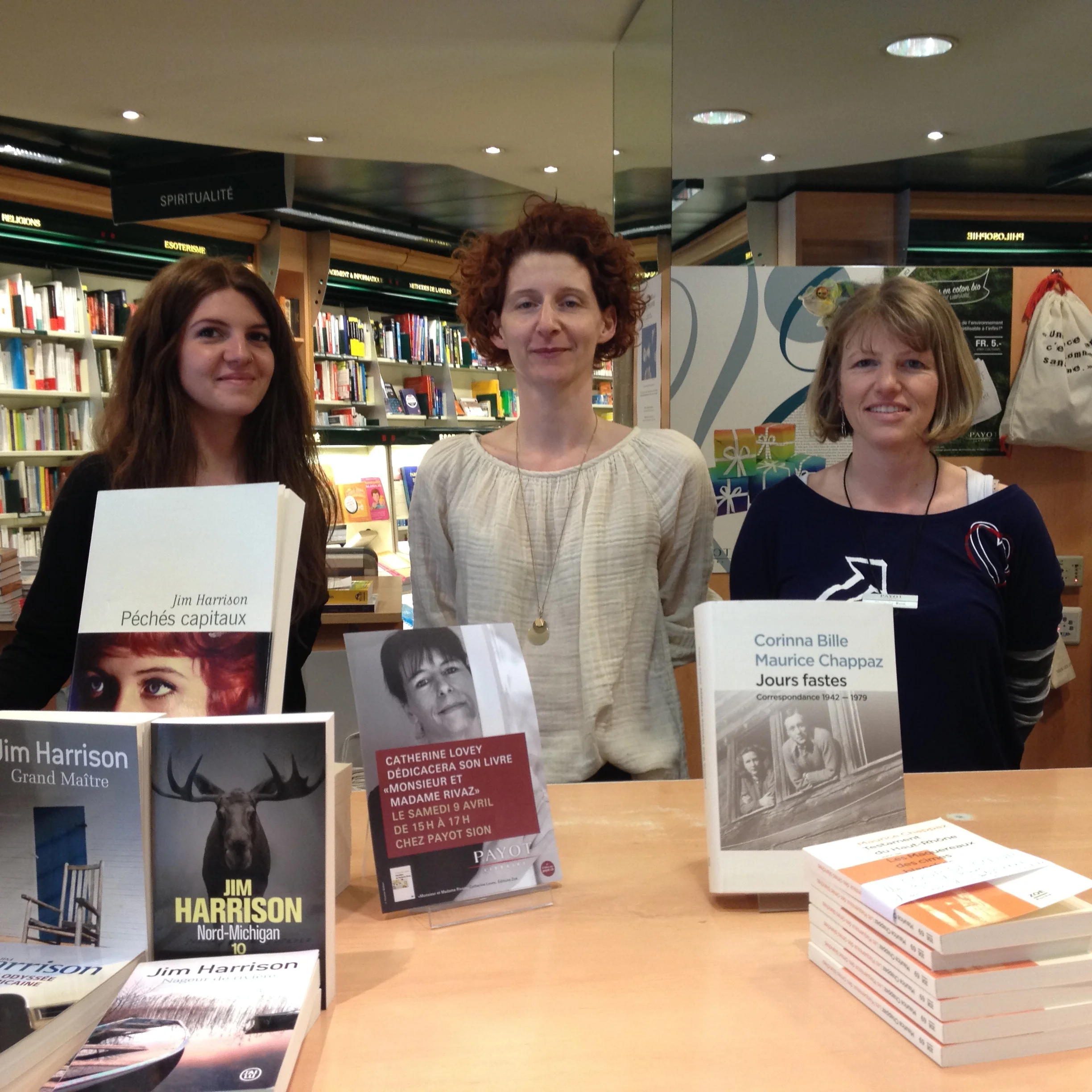 Merci également à toute l'équipe de Payot Sion pour l'organisation de cette signature, à savoir Catherine Diop, gérante (absente au moment de la photo, parce que partie aider des collègues pour un inventaire), et de g.à d. Danaé Monnet, Christelle M…
