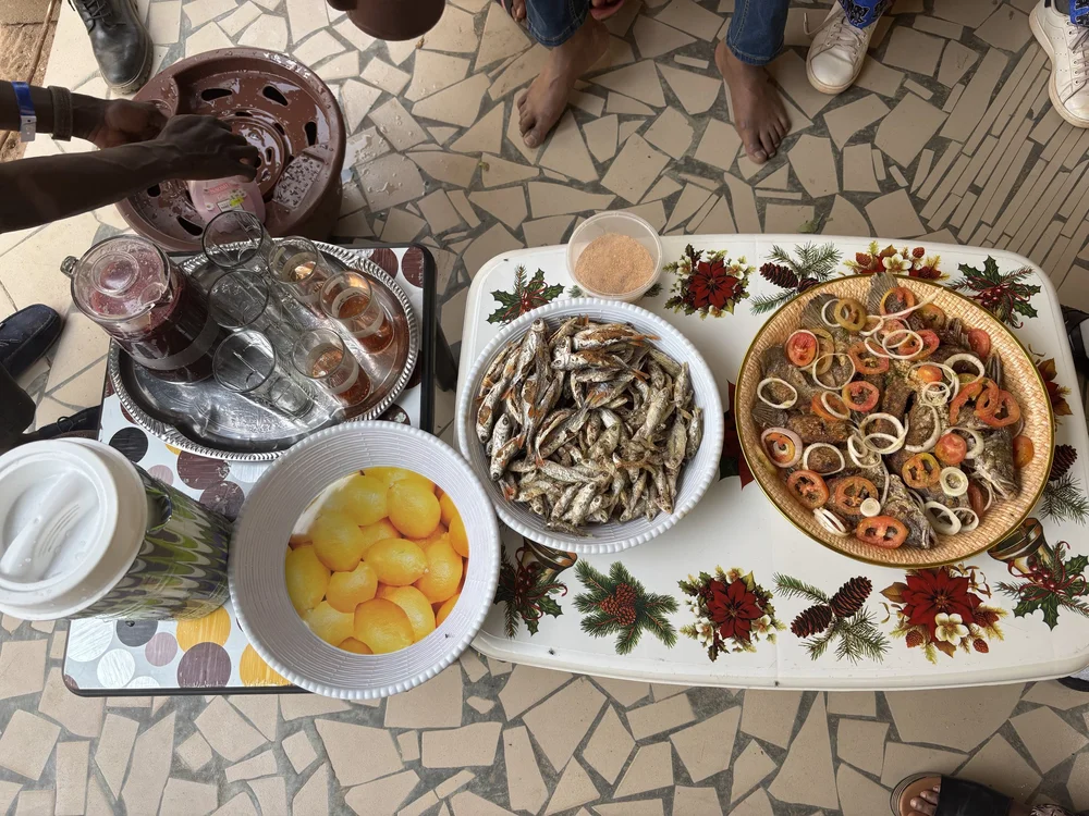 Repas malien traditionnel, pris en famille. Photo: c.lovey