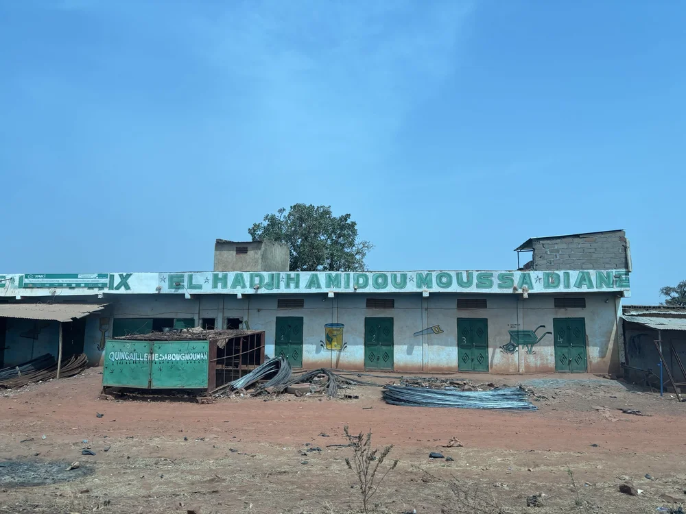 Sur la route entre Ségou et Bamako. Photo: c.lovey