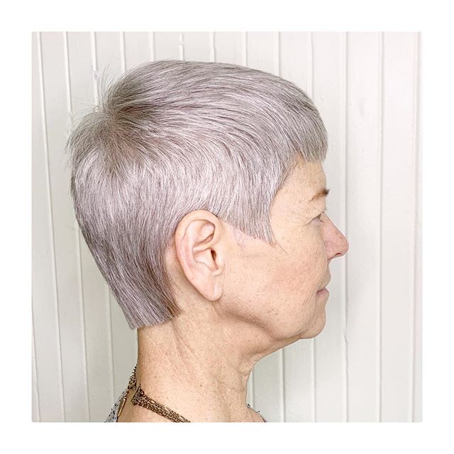 •Simplicity•
#gilberthairstudio #joegilberthair #downtownsanjose #hairbrained #crafthairdresser #sanfranciscobayarea #sanjosecalifornia #arrojo #arrojoproduct #davines #davinesproducts #redken #shadeseq #simplicity #shorthair