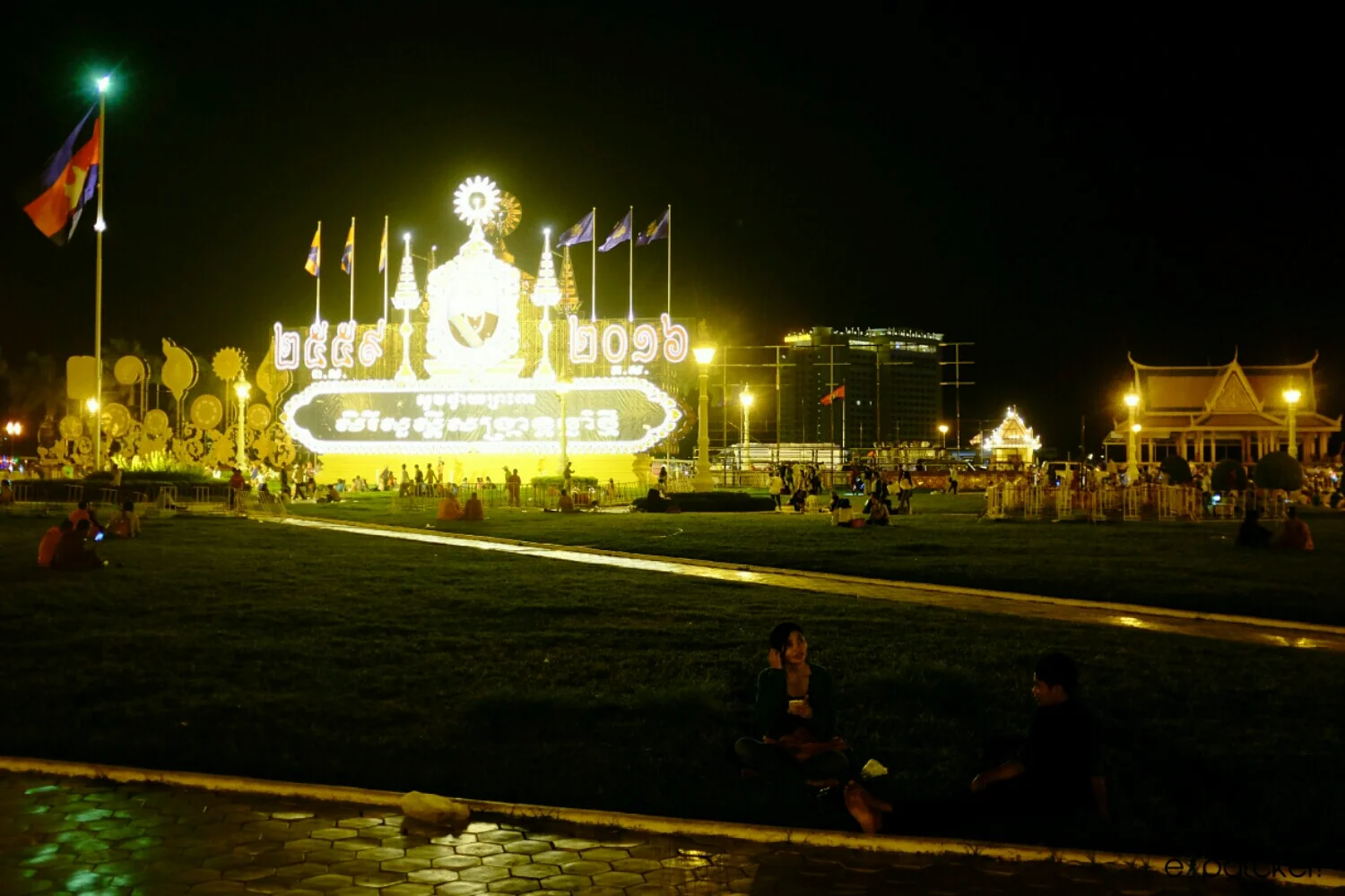 A shiny sign for the king at the park. Fuji X100s f2 1/40s iso 2500