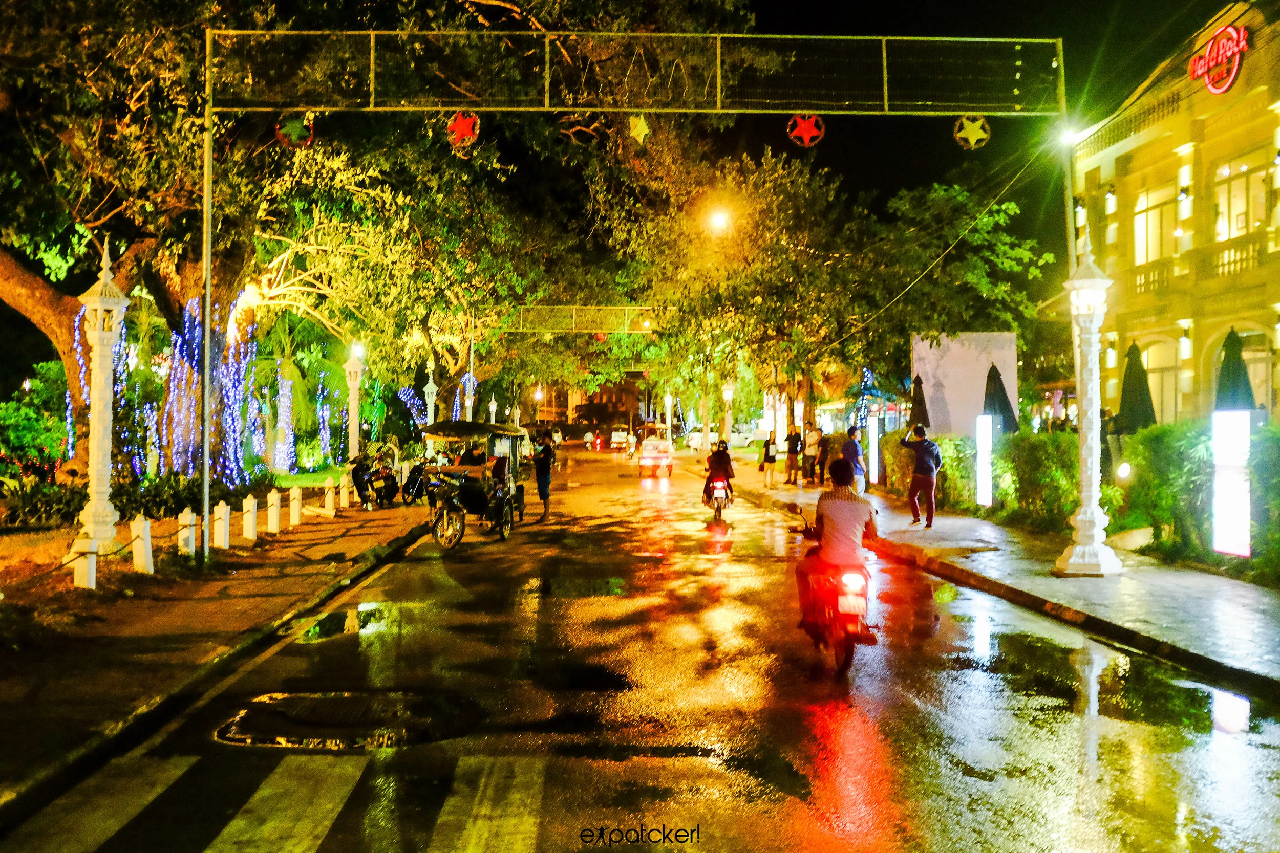 Street by the river, nice and colorful. Did you notice the Hard Rock Cafe? &nbsp;Fuji x100s 23mm, 1/4 of a sec @ f2&nbsp;