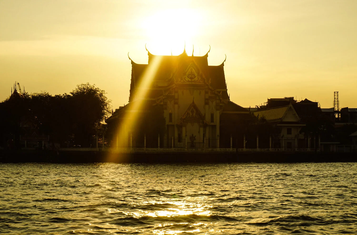 Sunset on the Chao Praya. Sony a7 FE28-70mmm @70 1/1250 sec ISO 100
