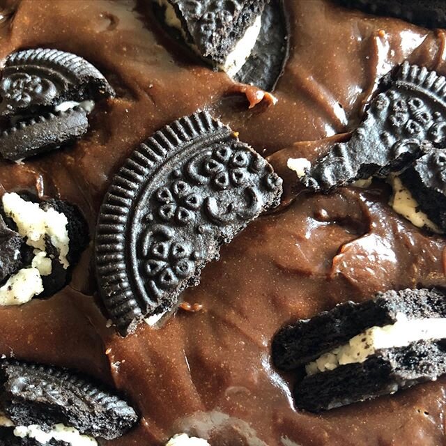 Mondays: the perfect excuse to order sweets 😜
.
.
#brownies #oreos #chocolate #cookies #sweets #gifts #love #nyc #baking #eeeeeats #foodie #yum #bakedsweet