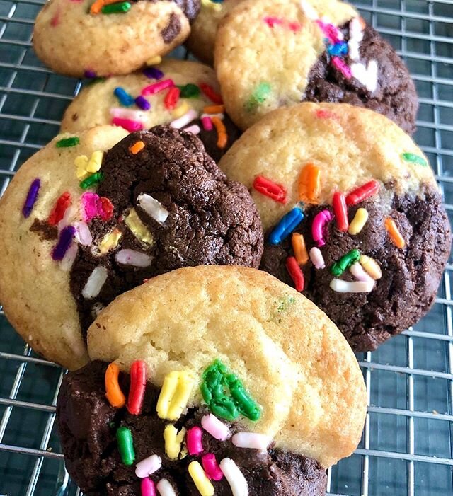 Double the flavors, double the fun! 🌈 .
.
Double Chocolate Dream✖️Sprinkle Sugar Cookies

#cookies #sprinkles #gifts #love #sweet #nyc #newyork #baking #cooking #sugar #chocolate #bakingideas #eeeeeats #foodie #dessert