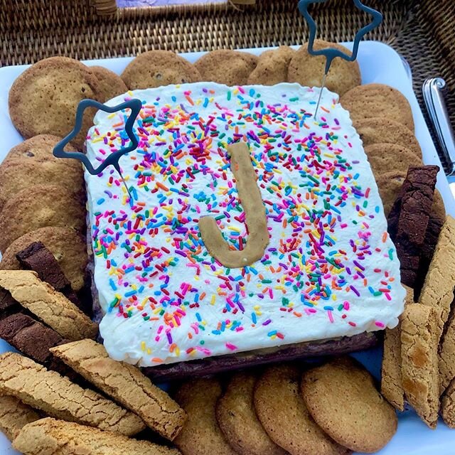 Baked Sweet cookies are the perfect addition to any quarantine birthday party! 🎉🍪🎂
.
.
#chocolate #cookies #icecream #gifts #nyc #love #sweets #quarantine #birthday #treats #bday #sprinkles #platters #eeeeeats #foodie