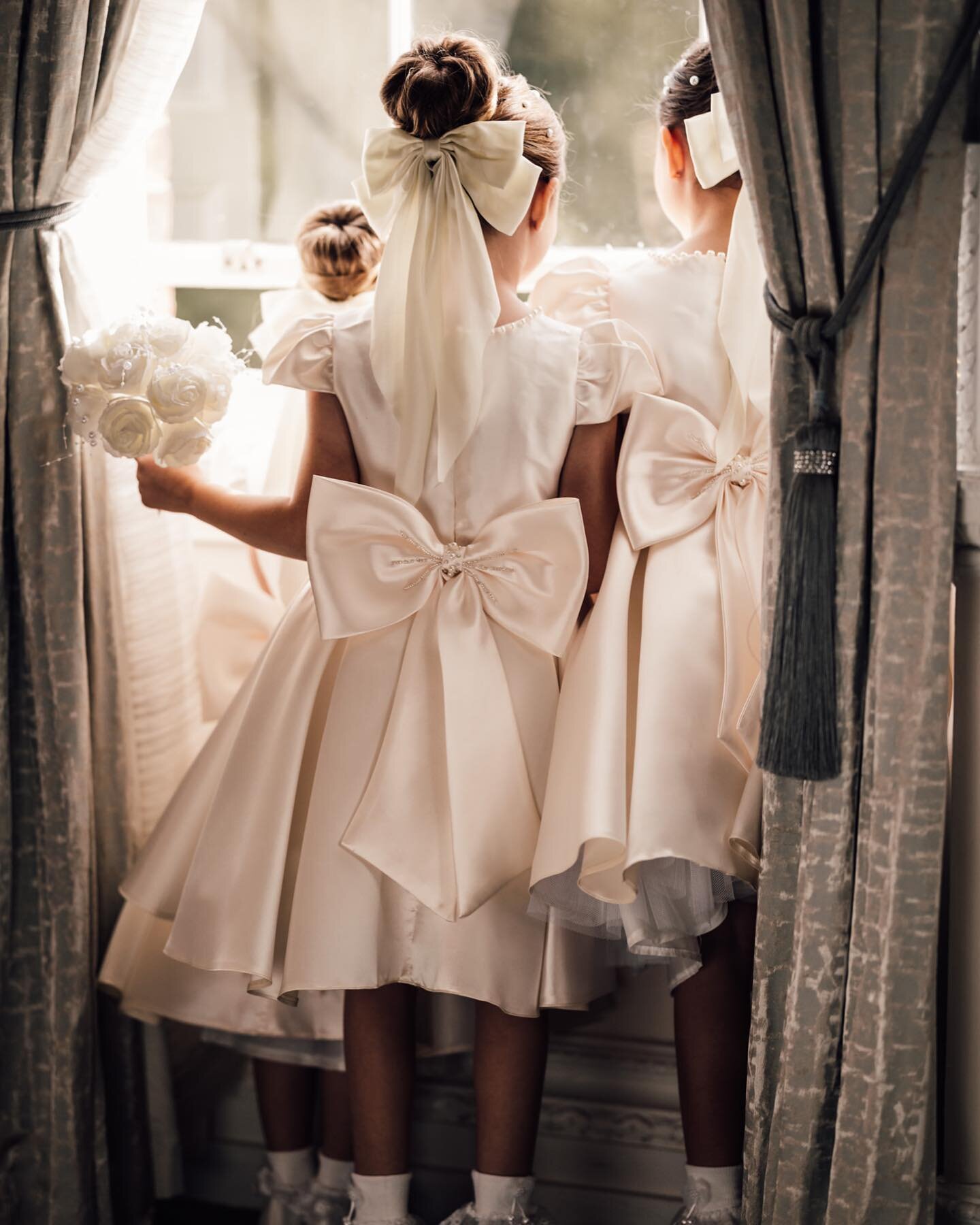 How cute is this moment. Flower girls on guest arrival watch! 

@the.journey.of.a.tof.baby 
venue / @oldpalacechester 
dress / @boutiquebridesofcrosby @pronovias stylist / @louisevictoriaweddinghire 
makeup / @makeupbygolondon 
hair / @hairbygolondon