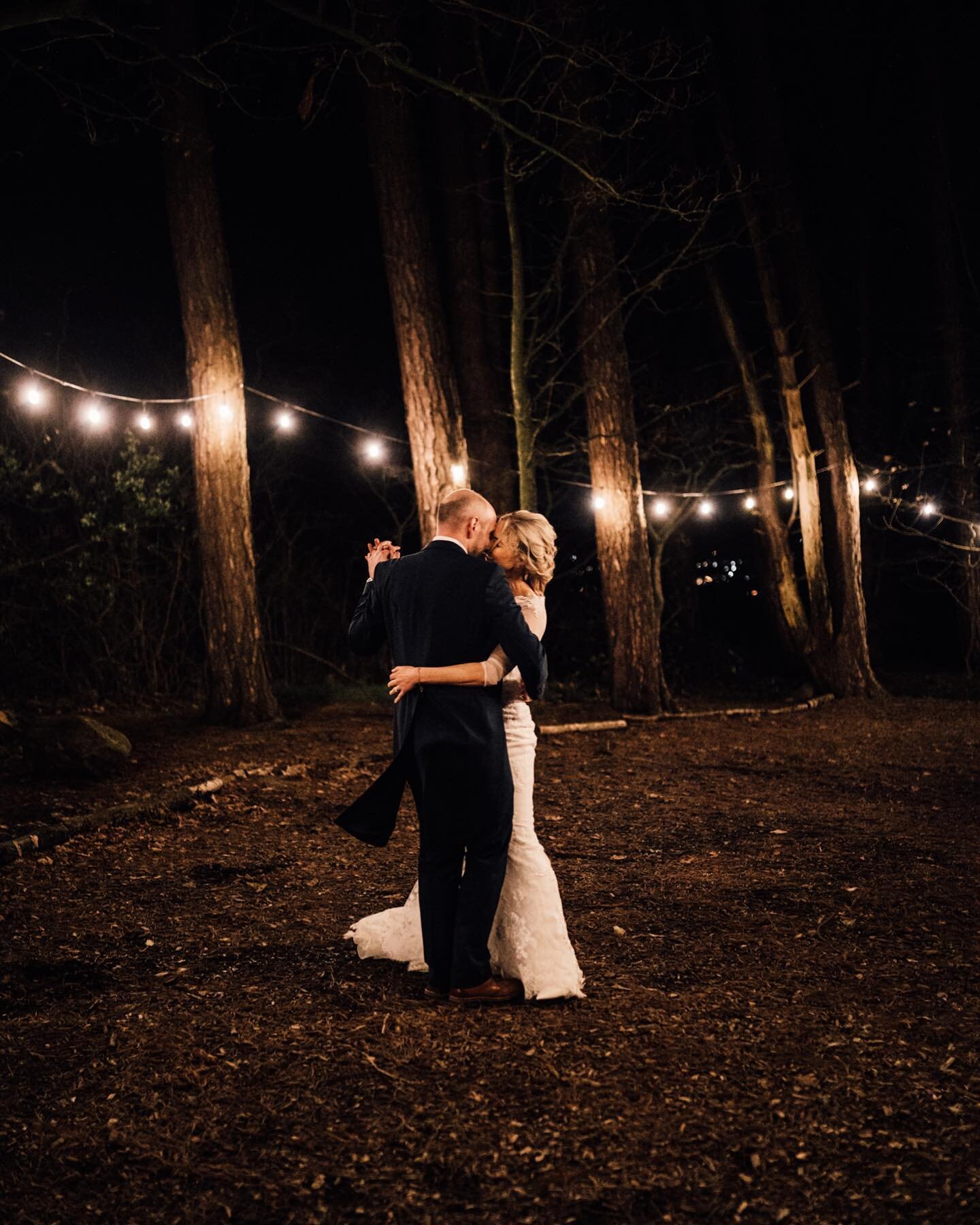 Hayley and Peter having a moment to themselves in the grounds of @hobbit.hill 

I even got a little sneak peek of their first dance! 

LOVE THIS JOB! 

#weddingphotographer #weddingphotography #lookslikefilm #realwedding #lookslikefilmweddings #lovei